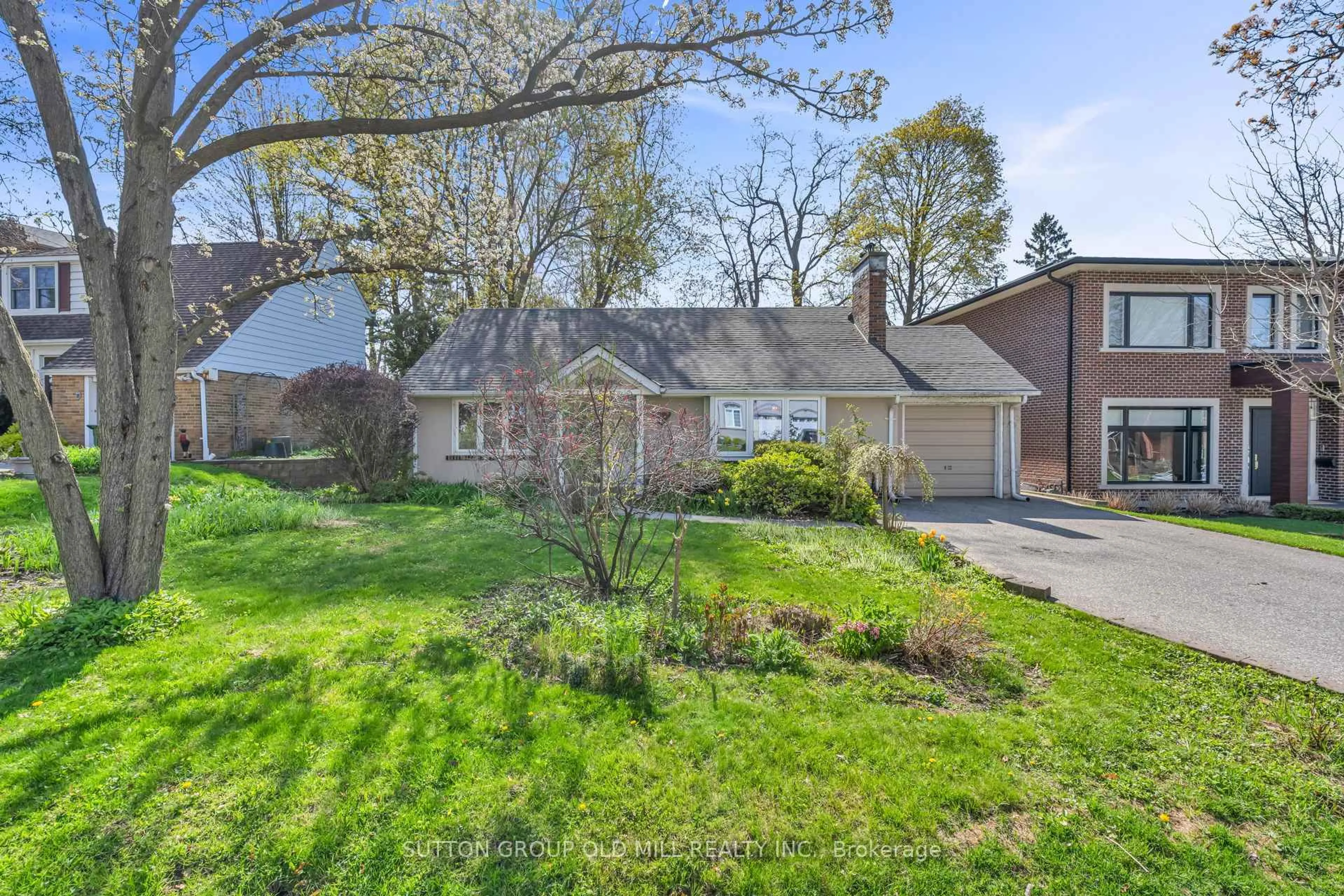 A pic from outside/outdoor area/front of a property/back of a property/a pic from drone, street for 29 Robin Hood Rd, Toronto Ontario M9A 2W6