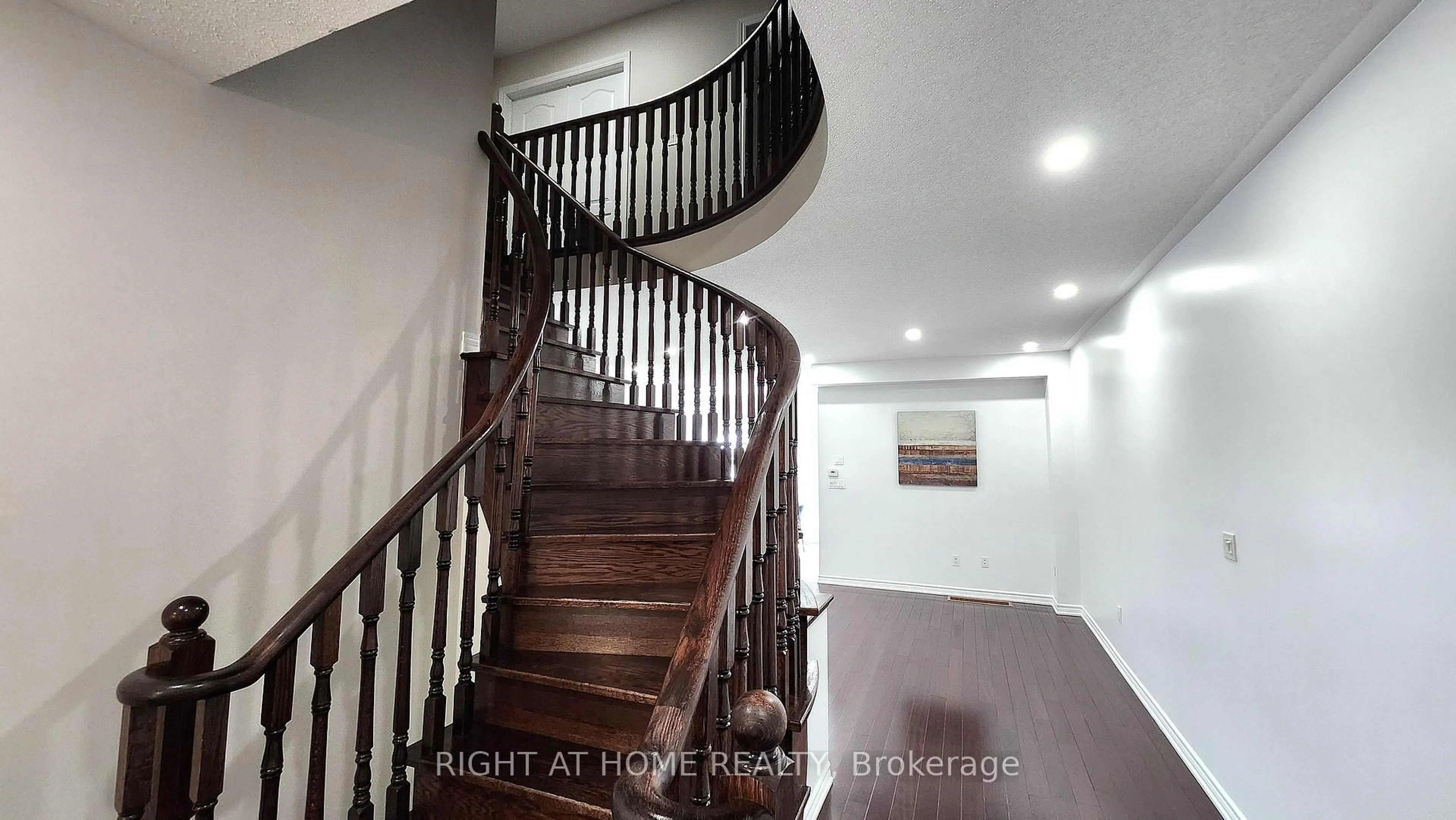 Indoor foyer for 1359 Kestell Blvd, Oakville Ontario L6H 0C9