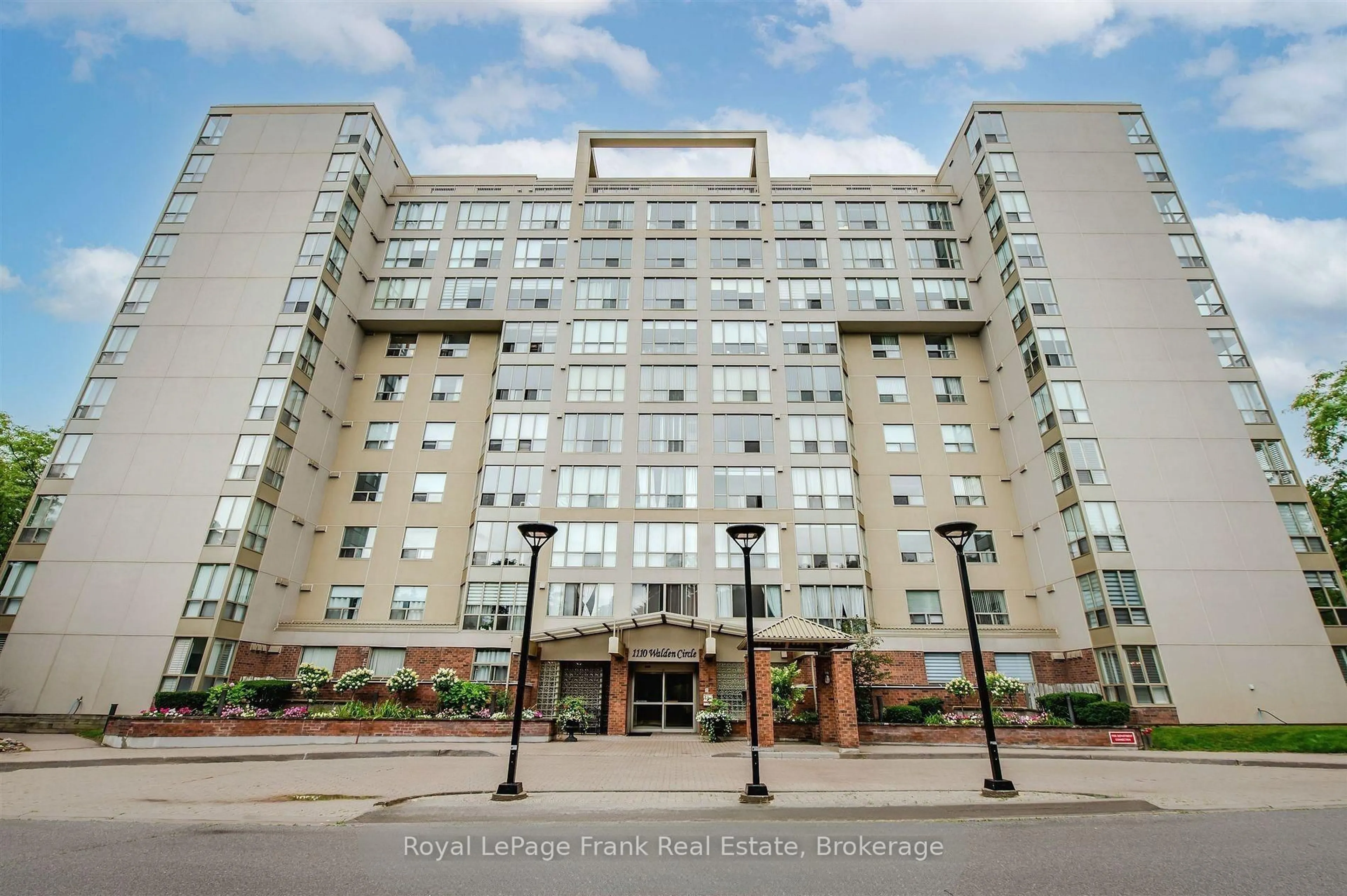 Patio, building for 1110 Walden Circ #102, Mississauga Ontario L5J 4R3
