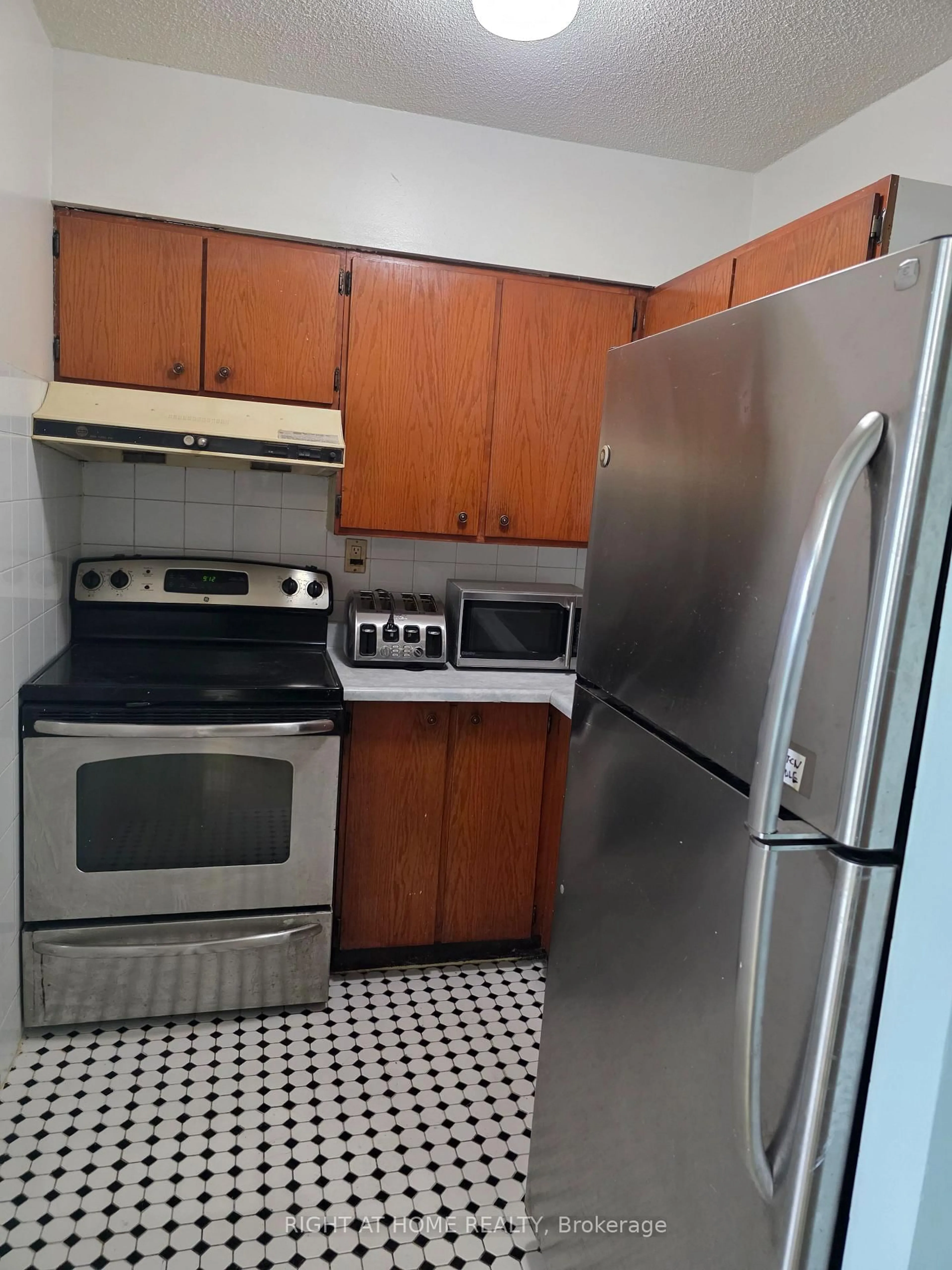 Standard kitchen, unknown for 50 Lotherton Ptwy #302, Toronto Ontario M6B 2G8