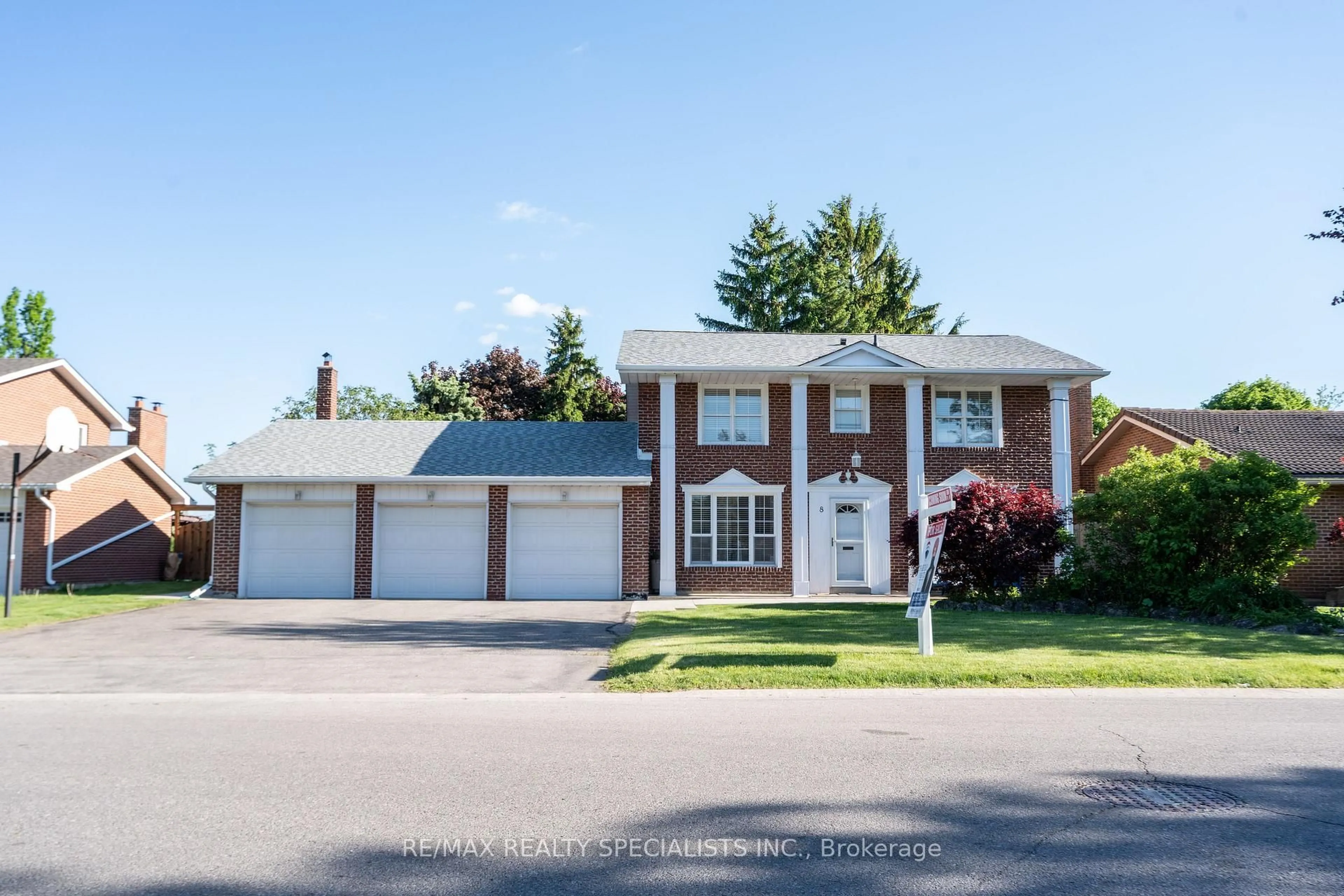 Home with vinyl exterior material, street for 8 River View Dr, Brampton Ontario L6W 2E5