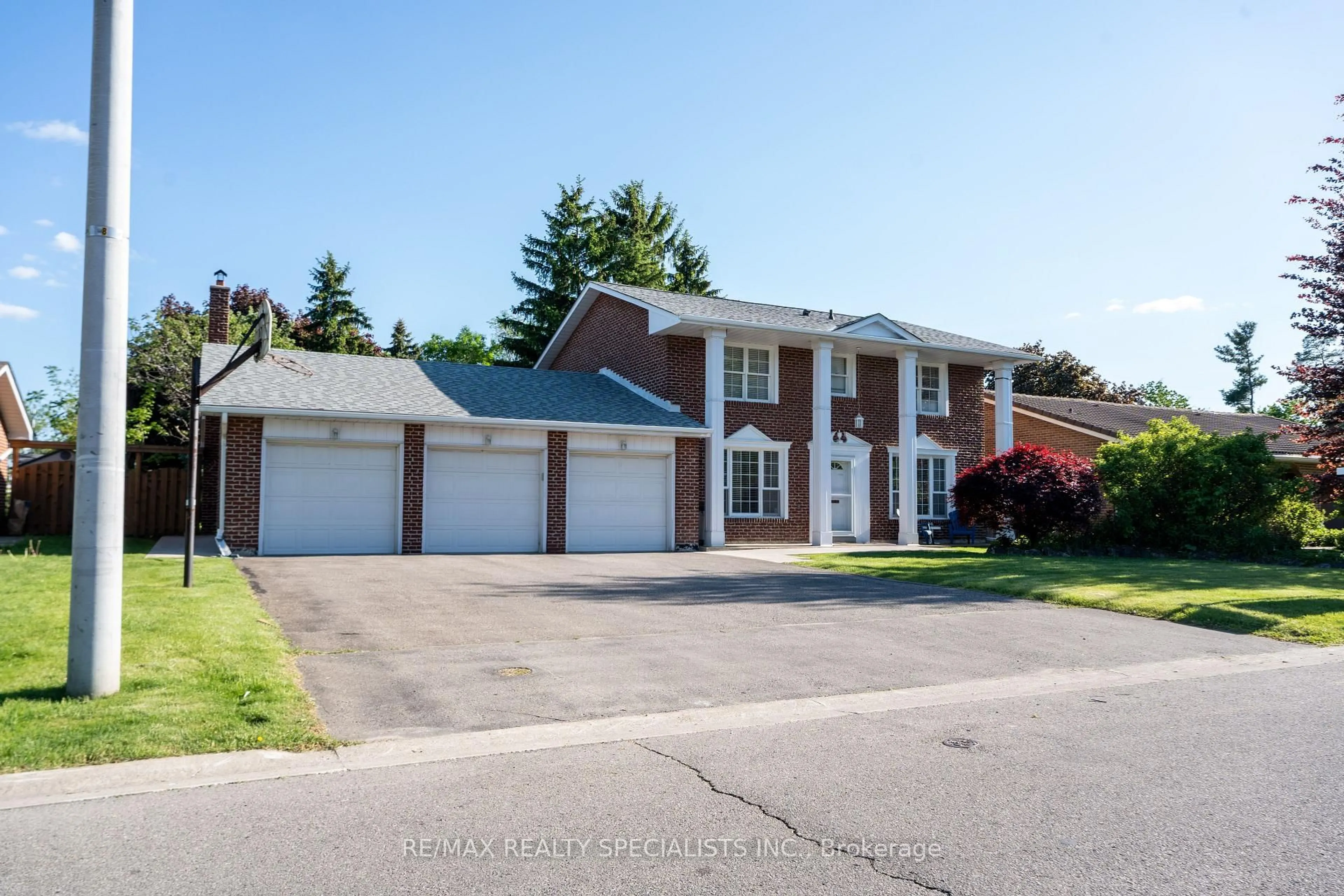 Home with brick exterior material, street for 8 River View Dr, Brampton Ontario L6W 2E5