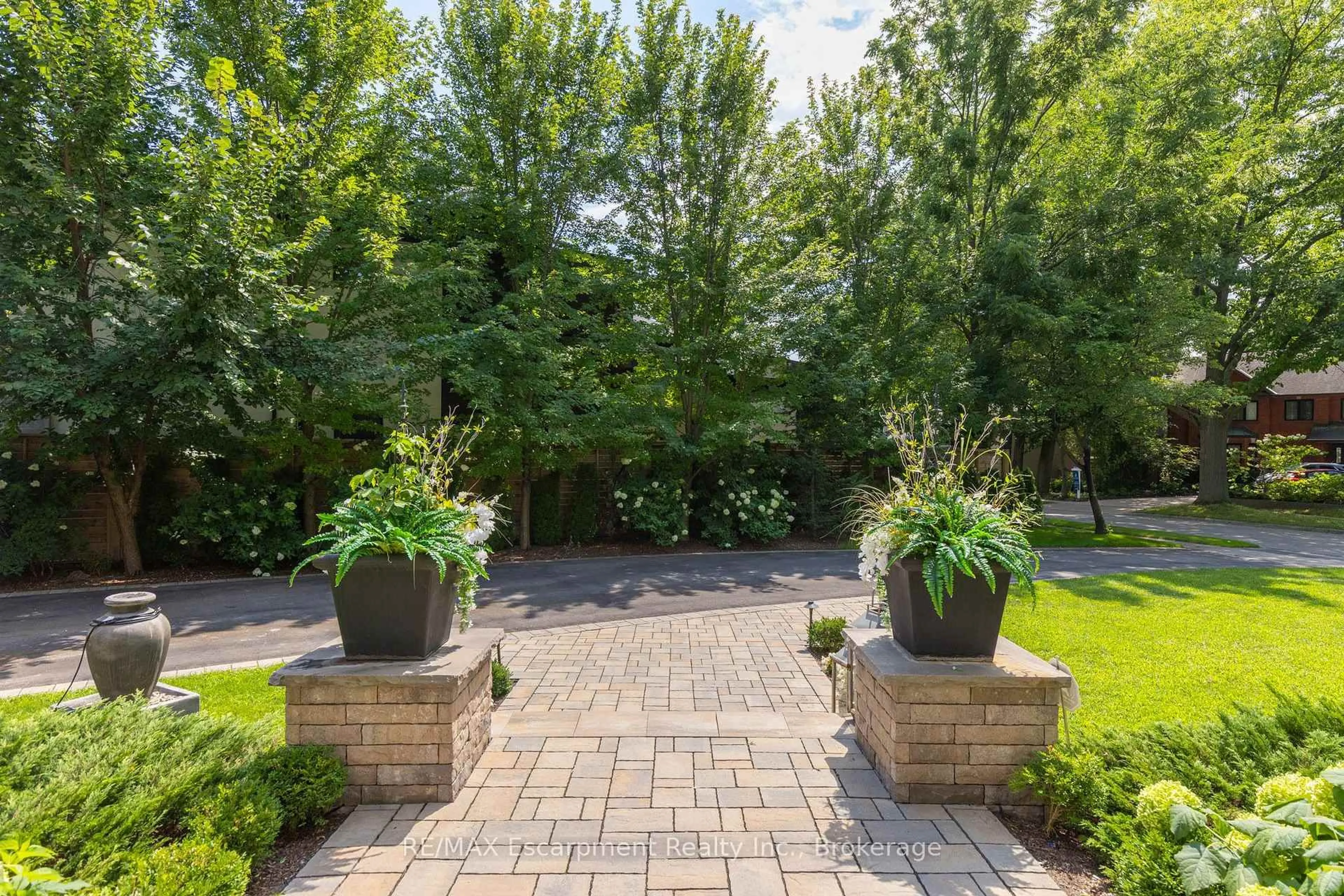 Patio, street for 105 WHITTINGTON Pl, Oakville Ontario L6K 3W1