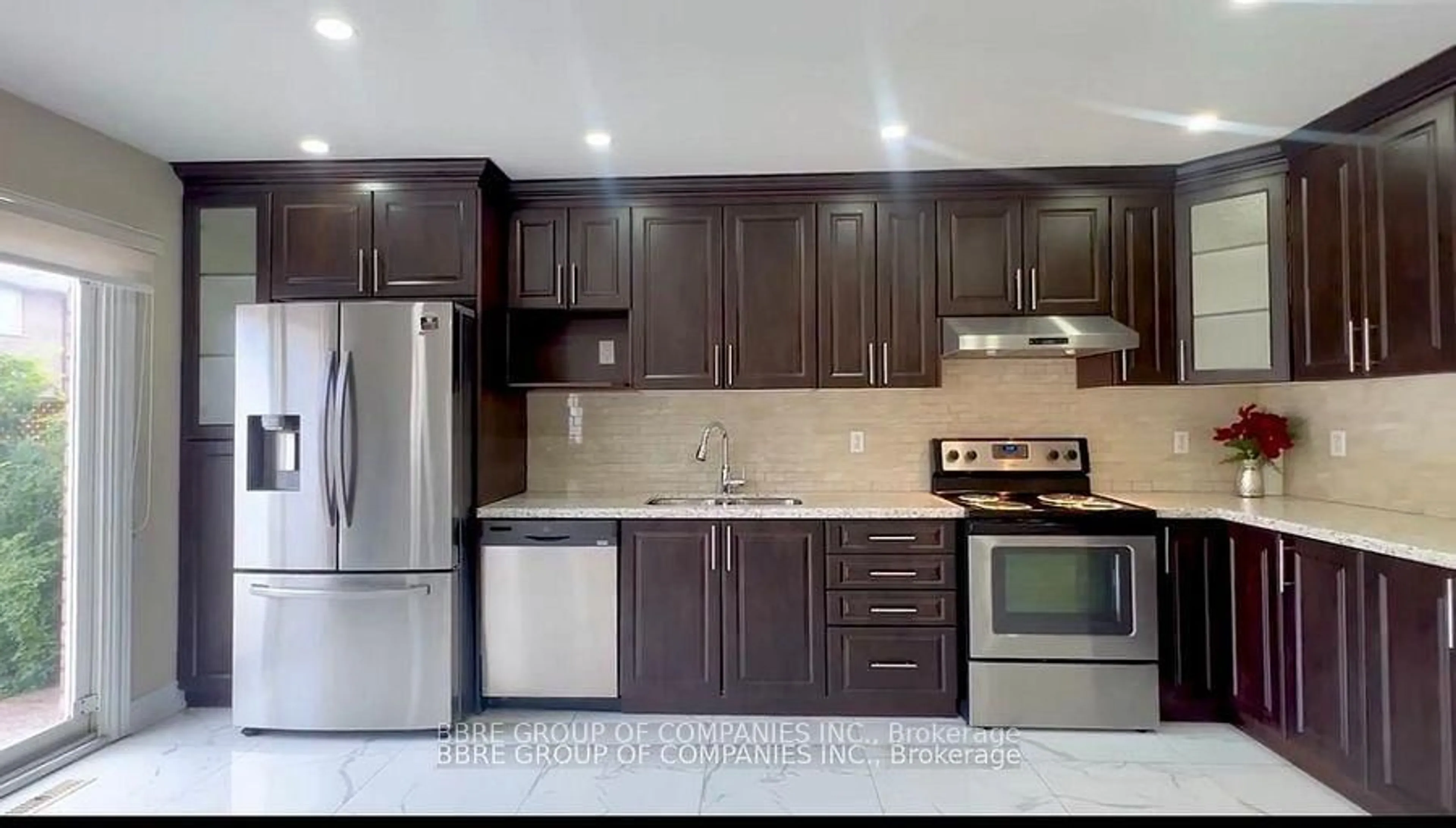 Standard kitchen, unknown for 25 GOLDEN EAGLE Rd, Brampton Ontario L6R 1Z4