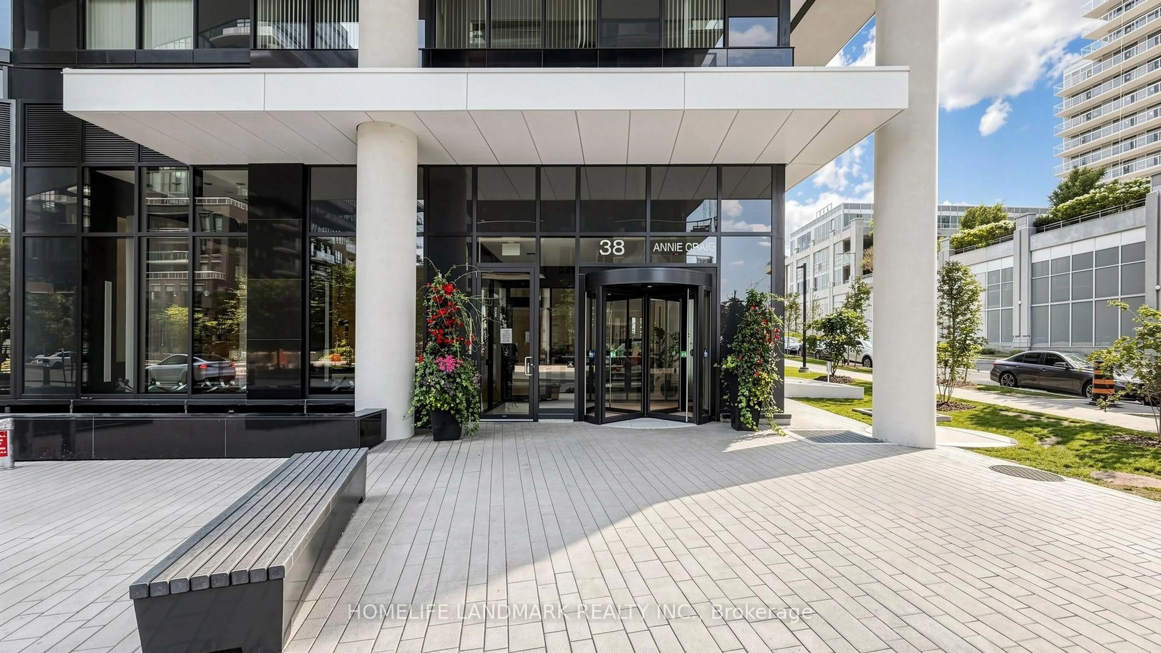 Indoor foyer for 38 Annie Craig Dr #2702, Toronto Ontario M8V 0A8
