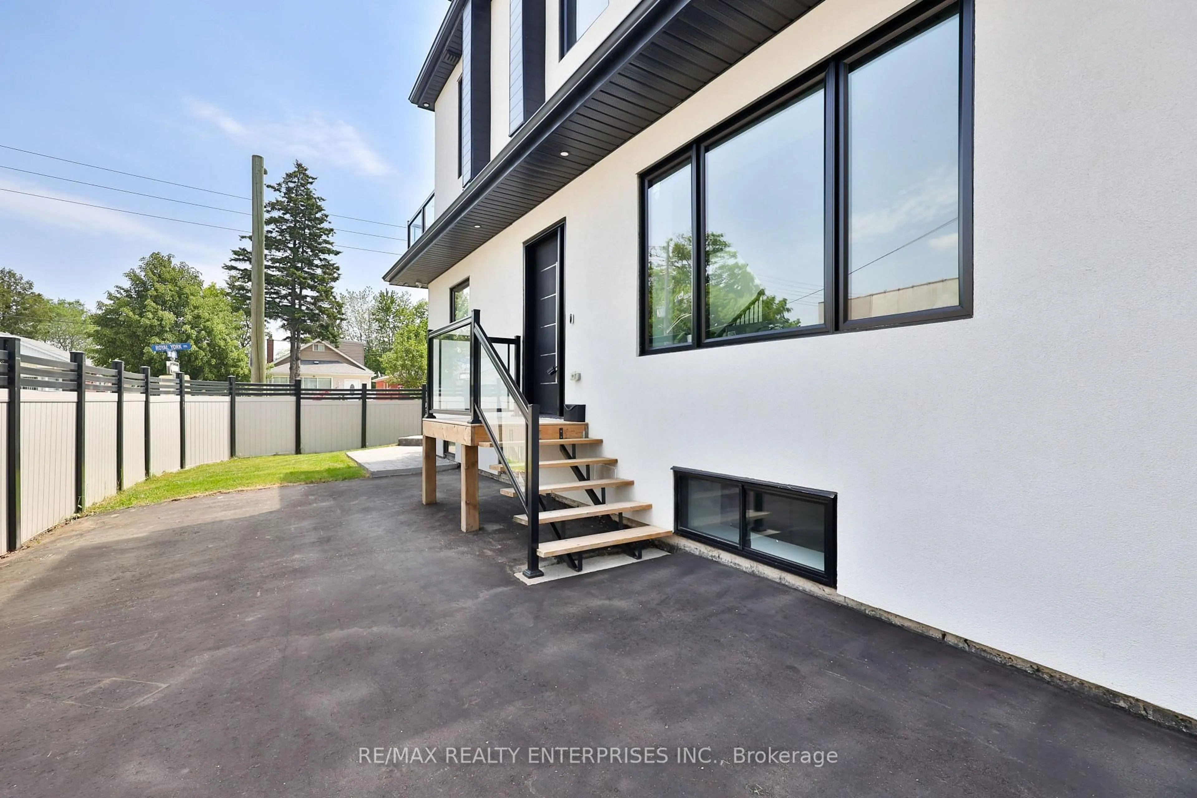 Unknown for 172 Royal York Rd, Toronto Ontario M8V 2V4