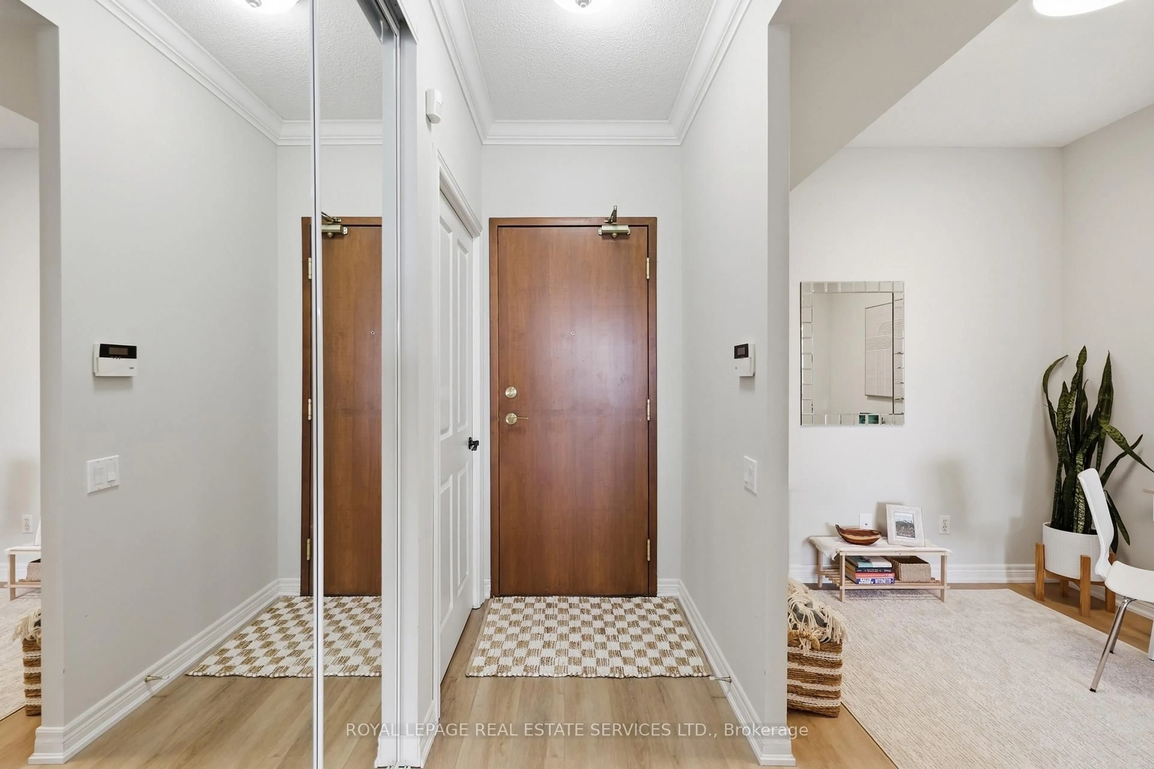 Indoor entryway for 60 Old Mill Rd #707, Oakville Ontario L6J 7V9