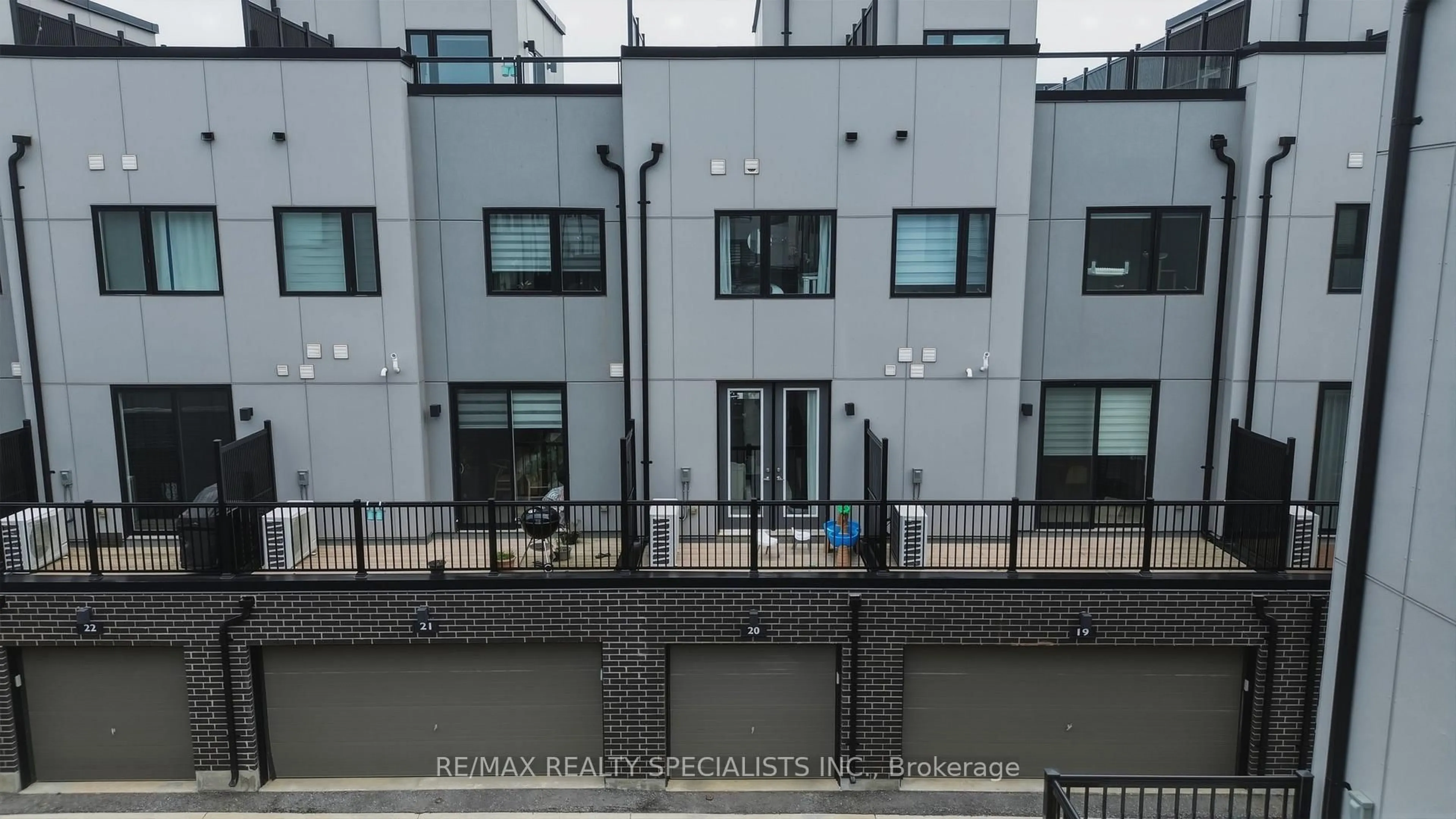 A pic from outside/outdoor area/front of a property/back of a property/a pic from drone, unknown for 348 Wheat Boom Dr #20, Oakville Ontario L6H 3Y6