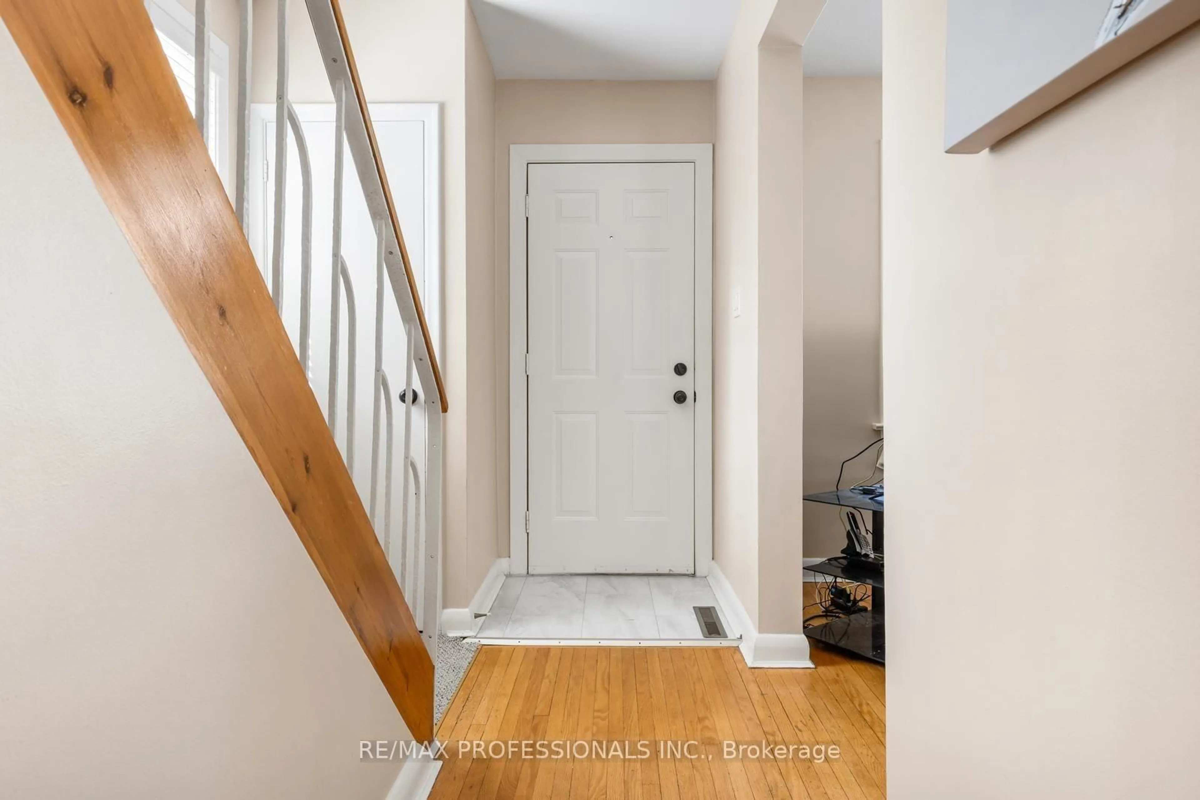 Indoor entryway for 21 Brendwin Rd, Toronto Ontario M6N 4V6