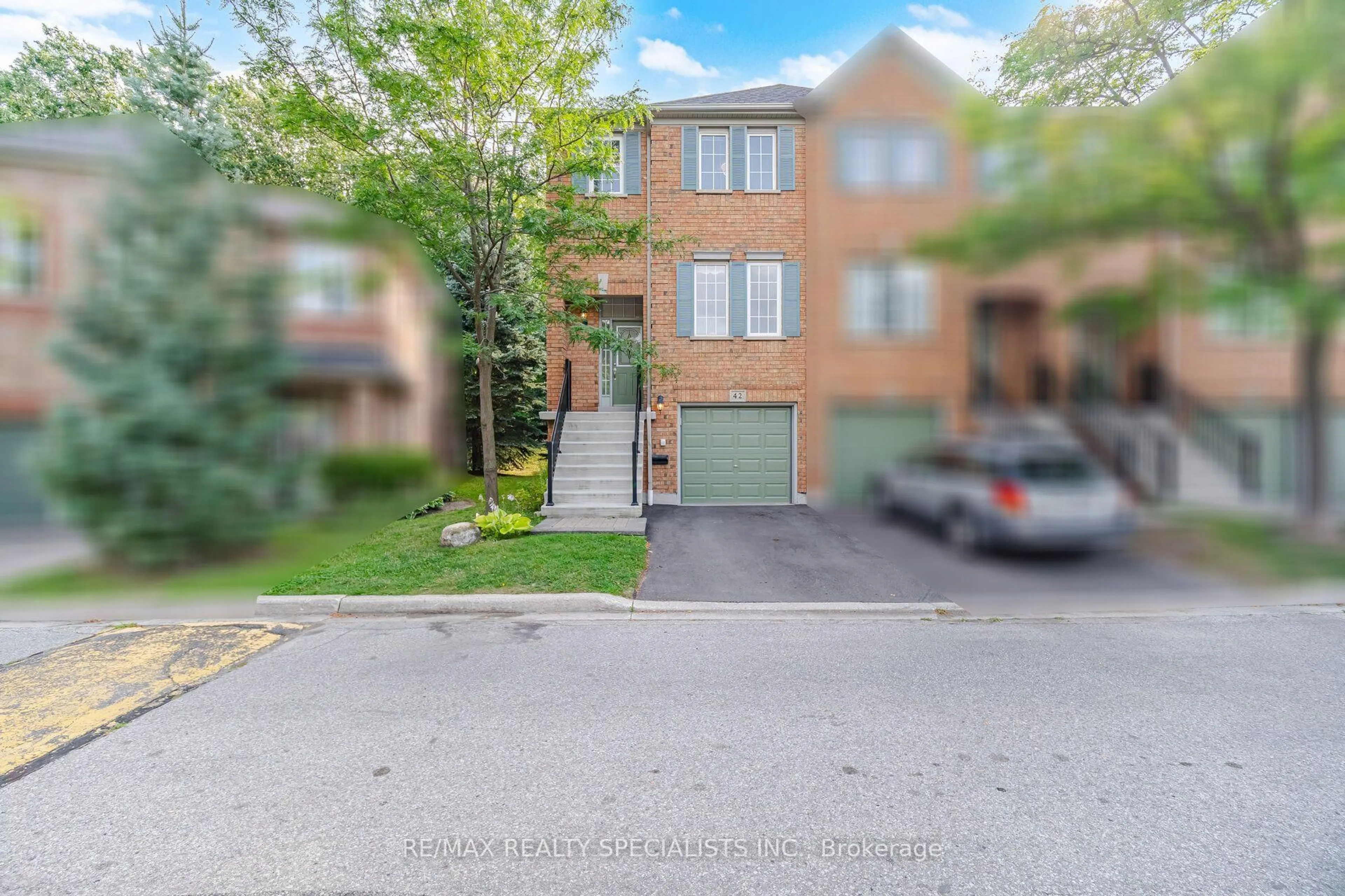 A pic from outside/outdoor area/front of a property/back of a property/a pic from drone, street for 5530 GLEN ERIN Dr #42, Mississauga Ontario L5M 6E8