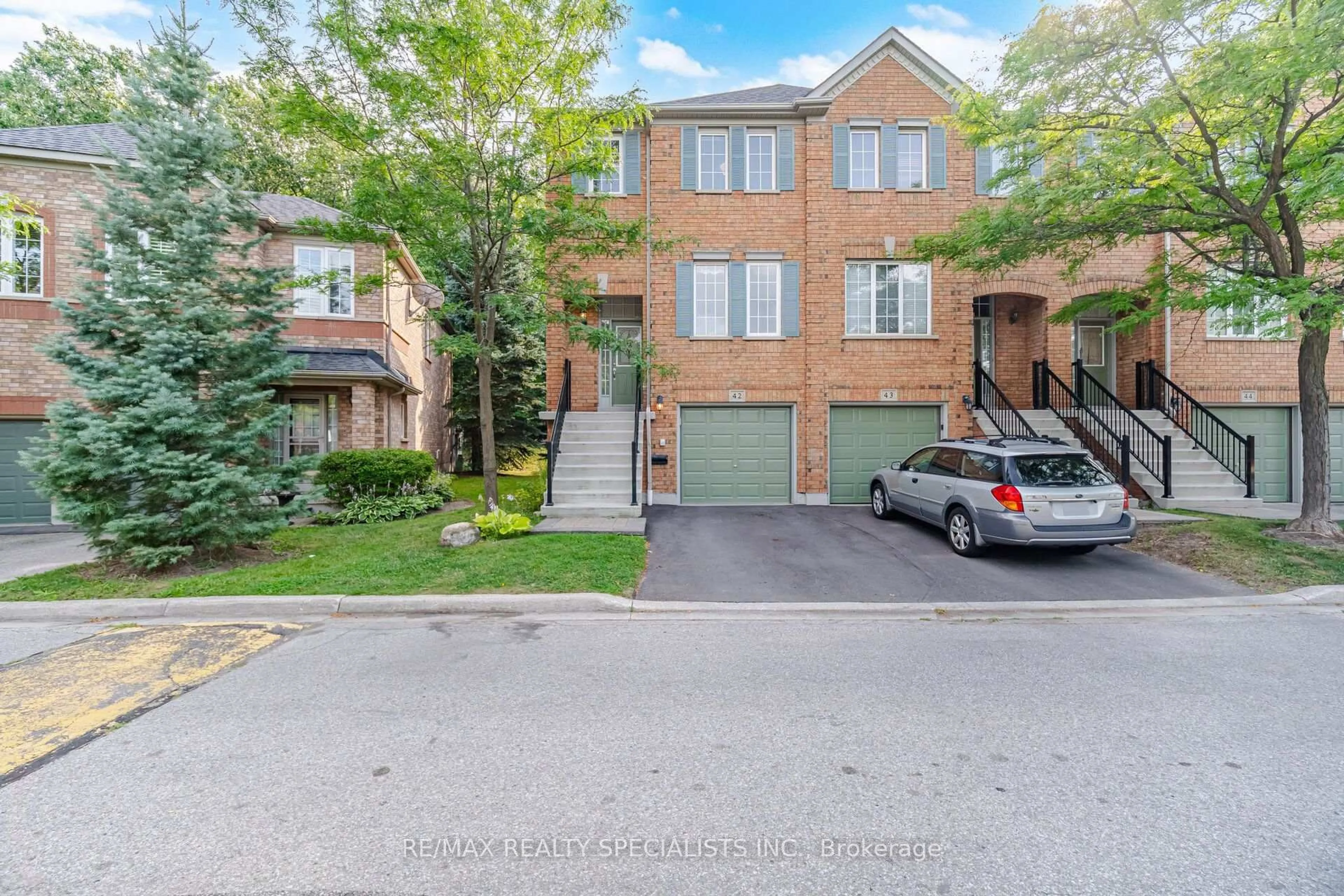 A pic from outside/outdoor area/front of a property/back of a property/a pic from drone, street for 5530 GLEN ERIN Dr #42, Mississauga Ontario L5M 6E8