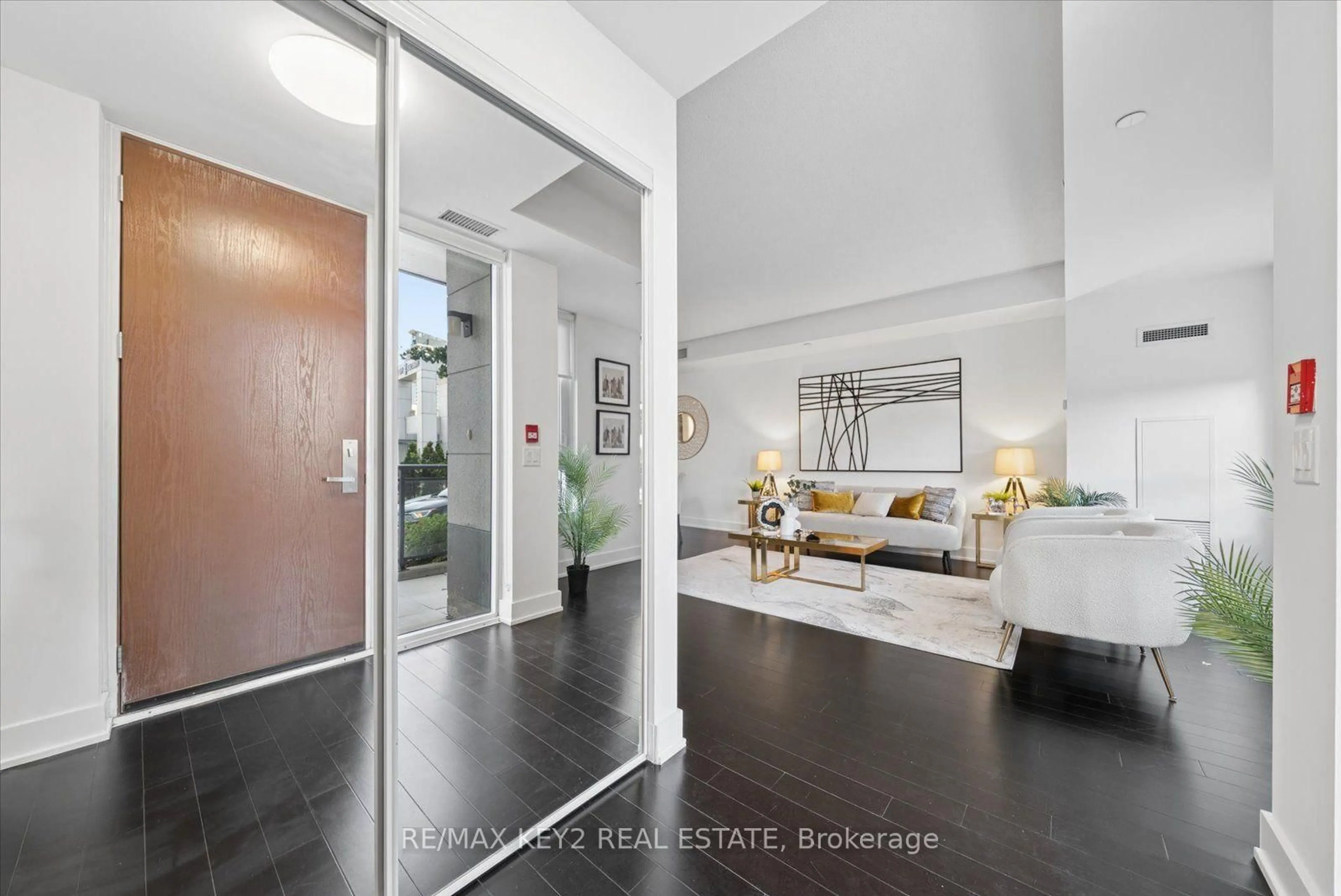 Indoor entryway for 4011 Brickstone Mews #TH6, Mississauga Ontario L5B 0G3
