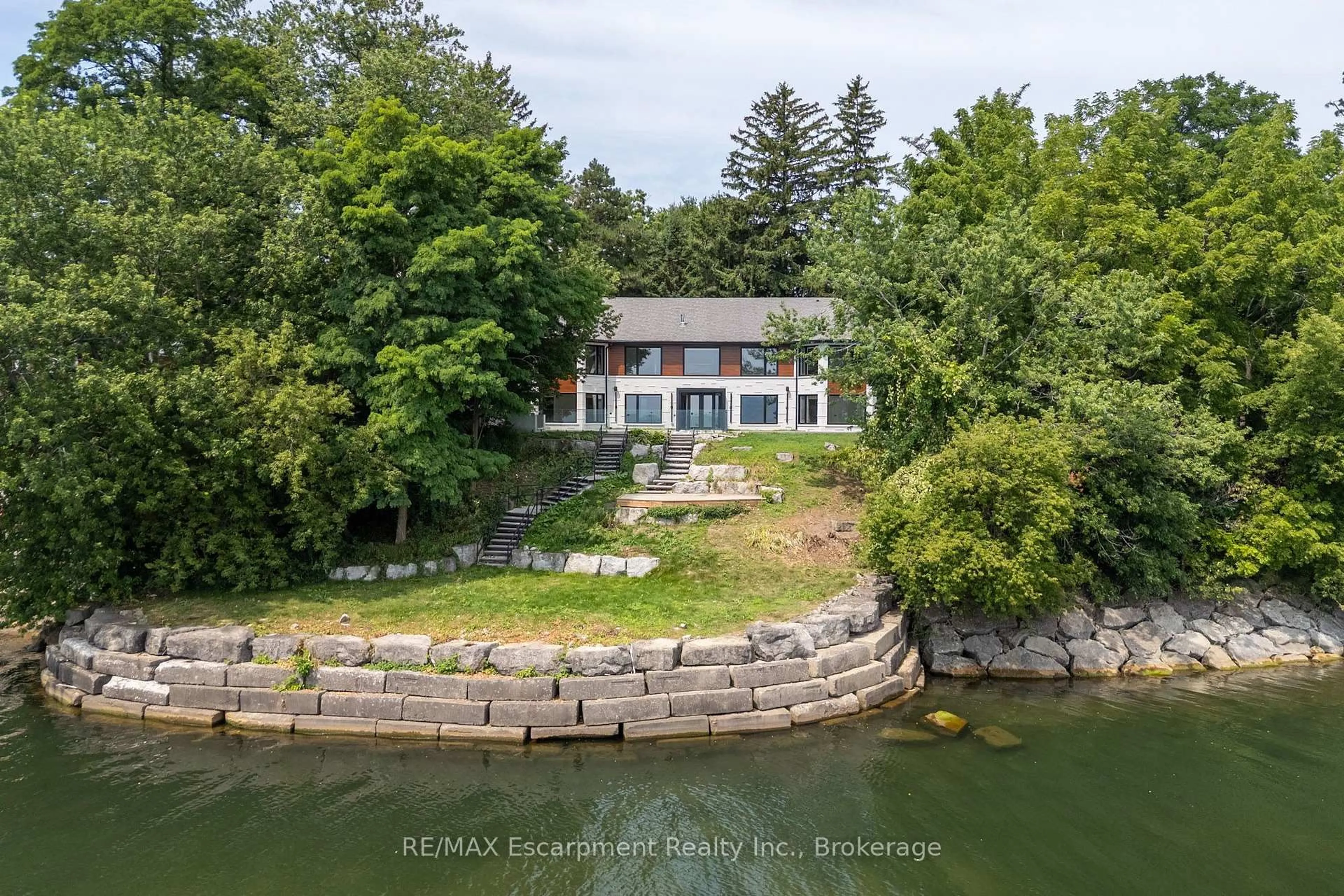A pic from outside/outdoor area/front of a property/back of a property/a pic from drone, water/lake/river/ocean view for 100 Appleby Pl, Burlington Ontario L7L 2X1