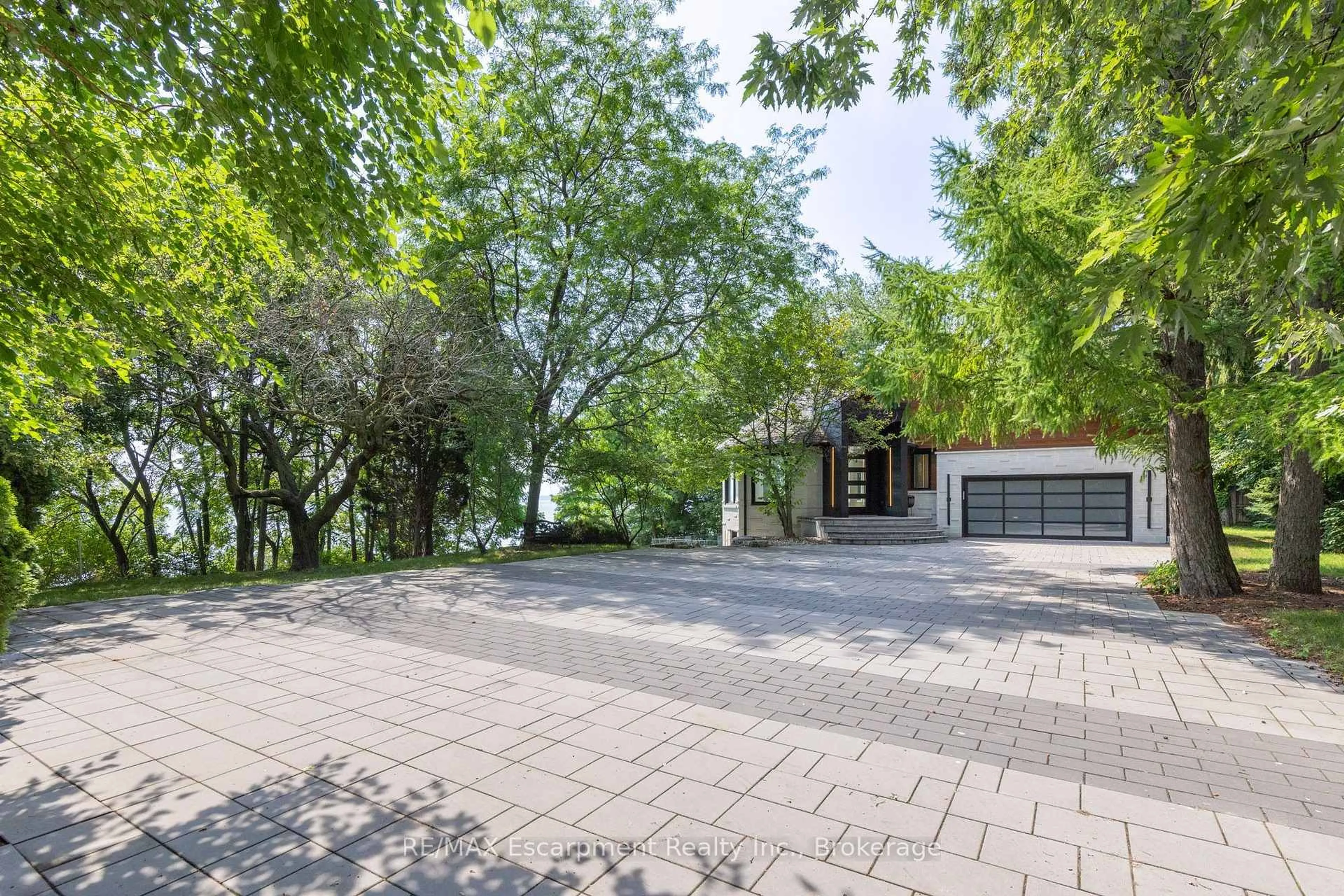 A pic from outside/outdoor area/front of a property/back of a property/a pic from drone, water/lake/river/ocean view for 100 Appleby Pl, Burlington Ontario L7L 2X1