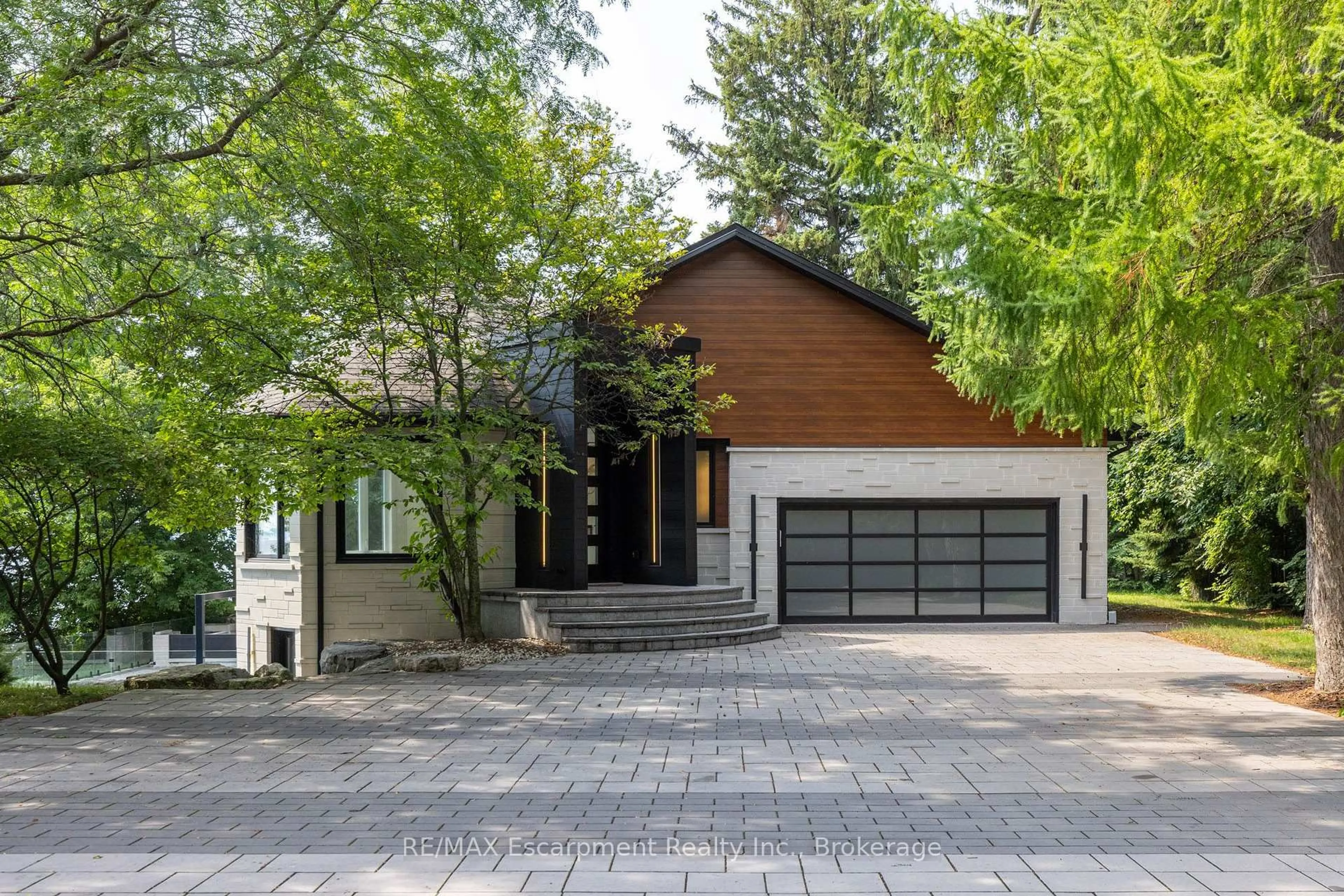 Home with brick exterior material, street for 100 Appleby Pl, Burlington Ontario L7L 2X1