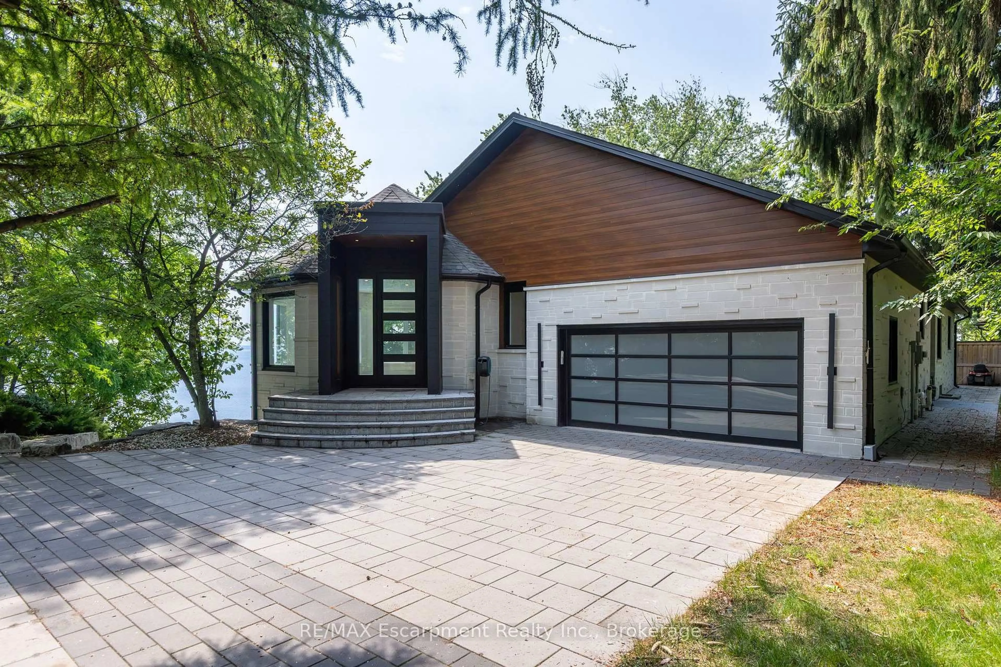 Home with brick exterior material, water/lake/river/ocean view for 100 Appleby Pl, Burlington Ontario L7L 2X1