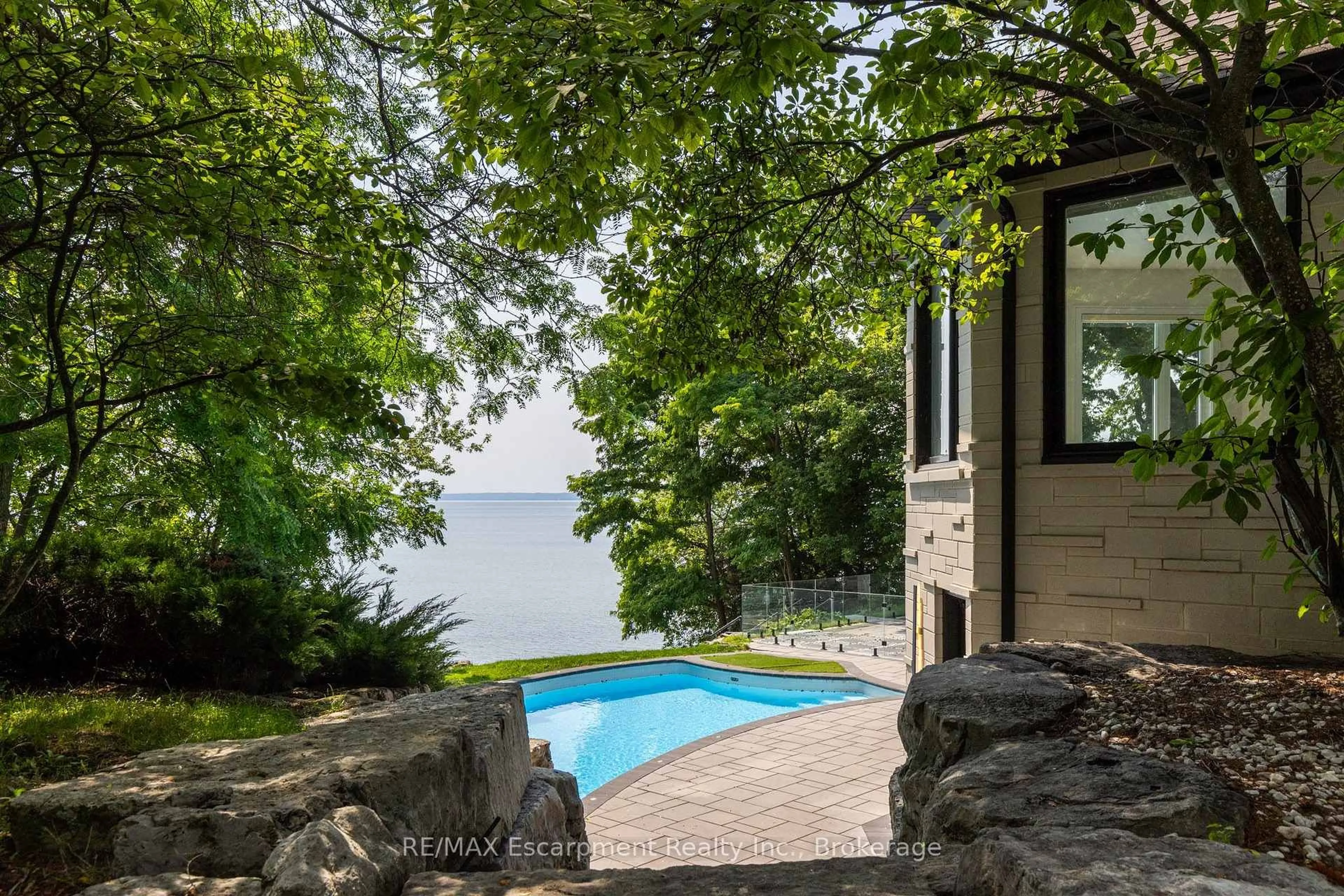 Patio, water/lake/river/ocean view for 100 Appleby Pl, Burlington Ontario L7L 2X1