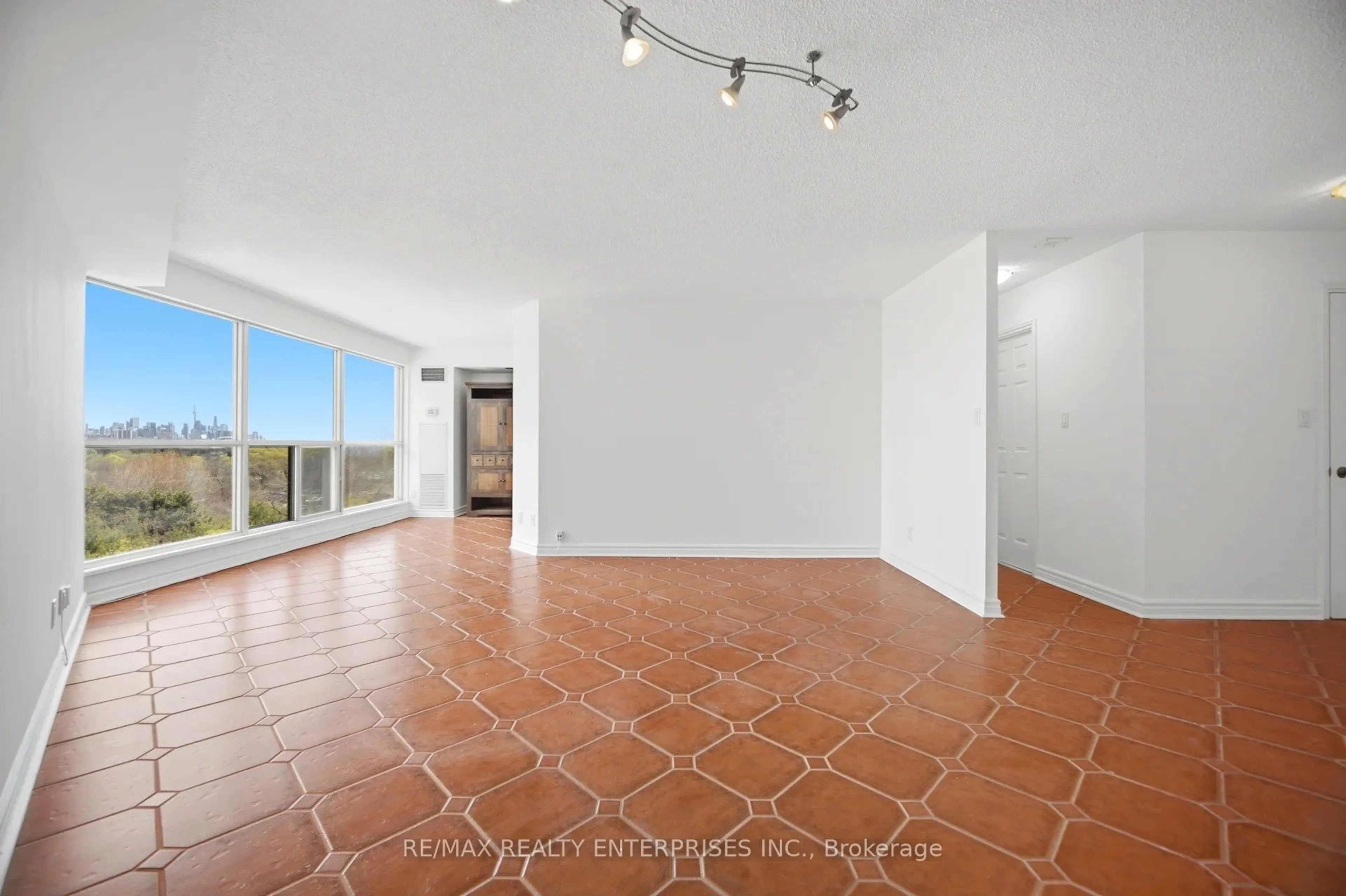 Indoor foyer for 2261 Lake Shore Blvd #607, Toronto Ontario M8V 3X1