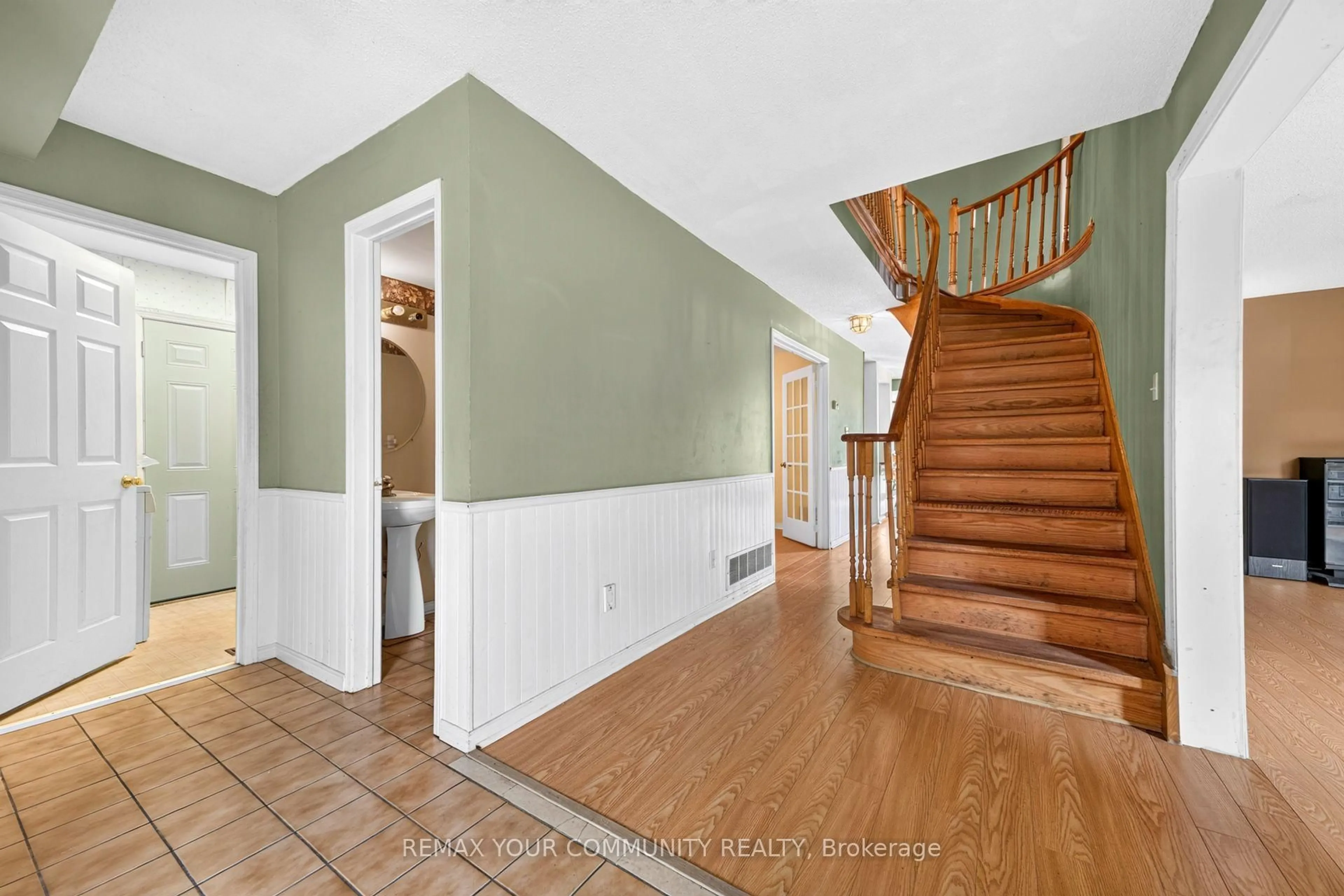 Indoor entryway for 74 Richvale Dr, Brampton Ontario L6Z 4K1