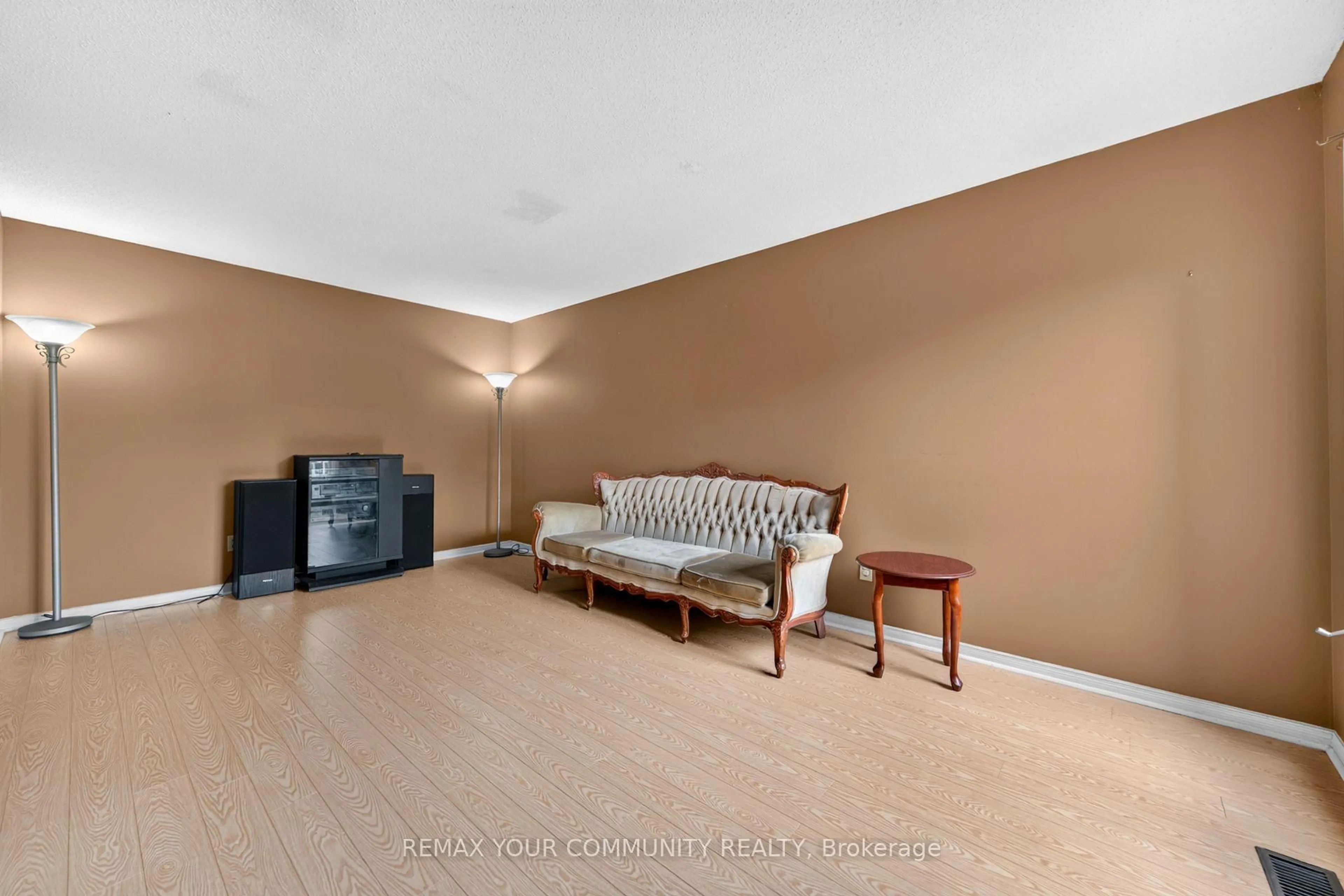 Living room with furniture, unknown for 74 Richvale Dr, Brampton Ontario L6Z 4K1