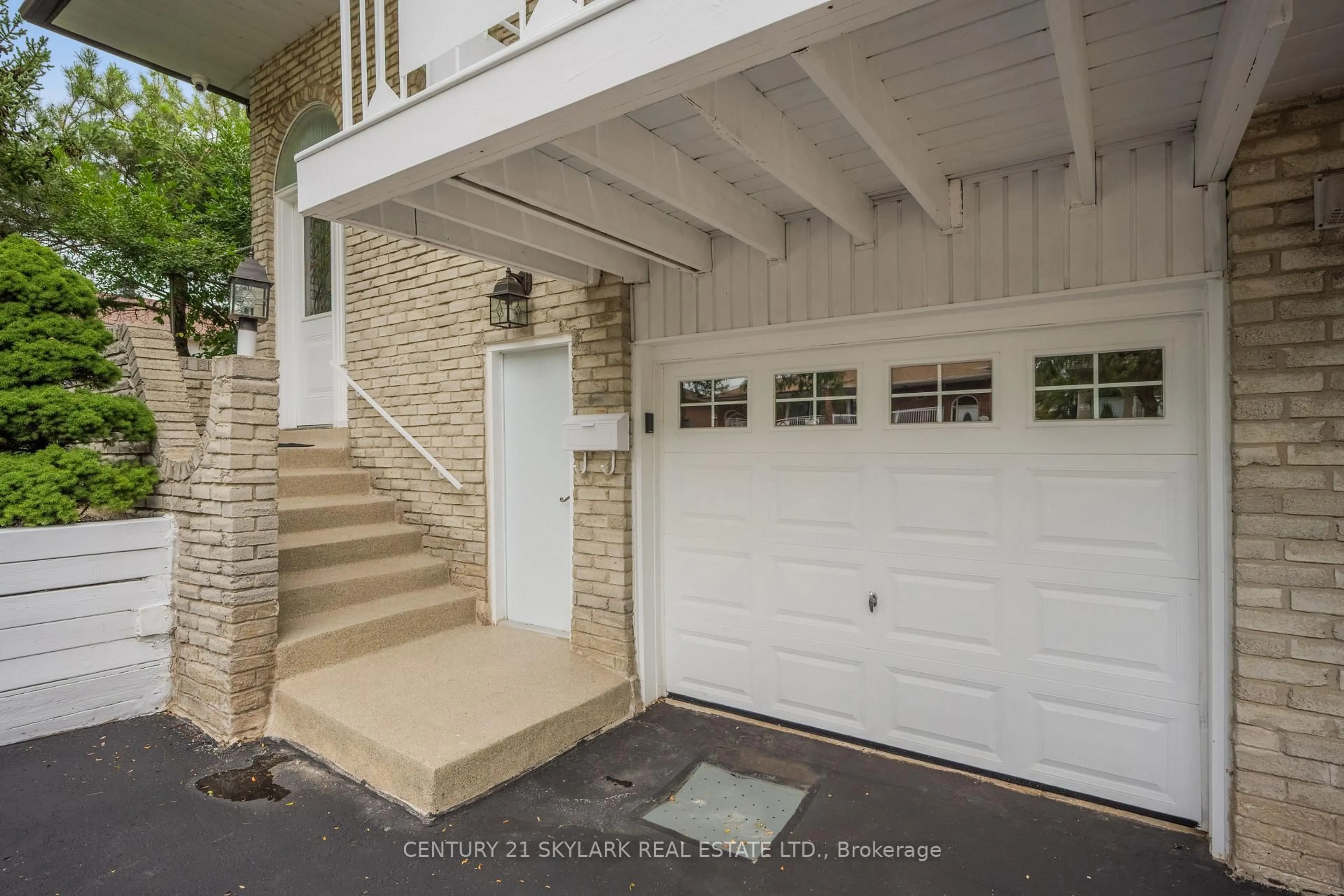Indoor garage for 71 Abell Dr, Brampton Ontario L6V 2W2