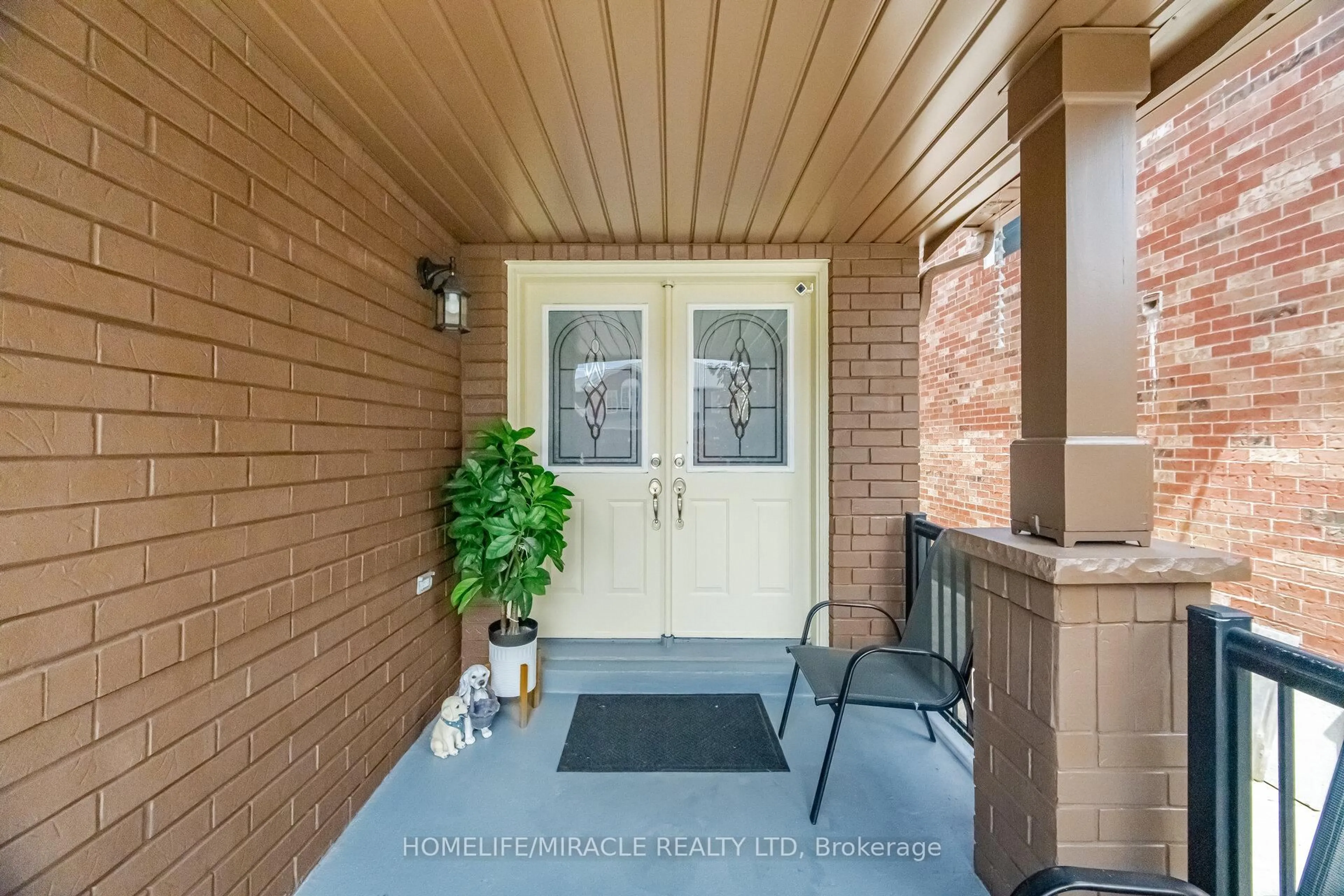 Indoor entryway for 16 Capistro St, Brampton Ontario L7A 3J3