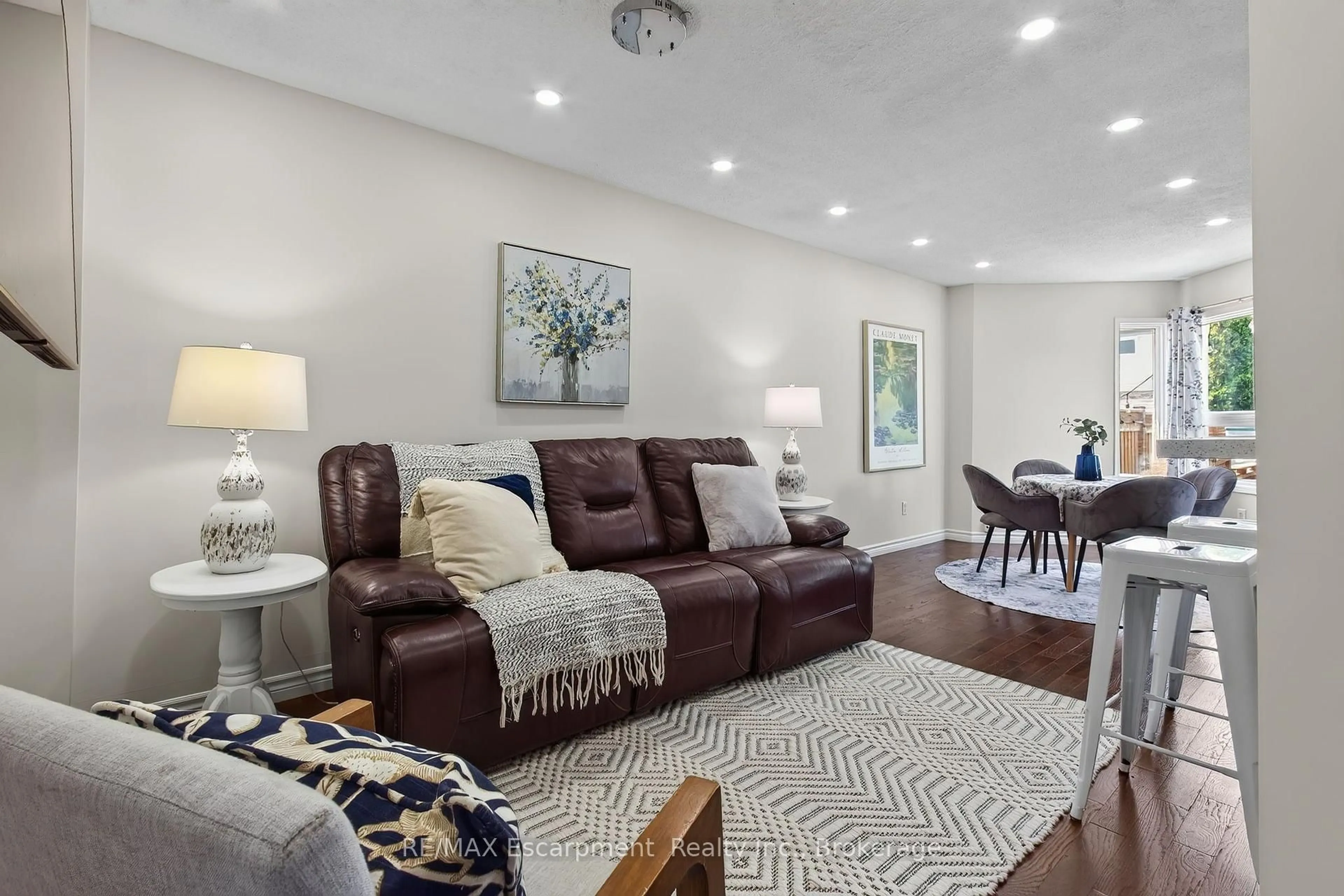 Living room with furniture, unknown for 5143 Lampman Ave, Burlington Ontario L7L 6K1
