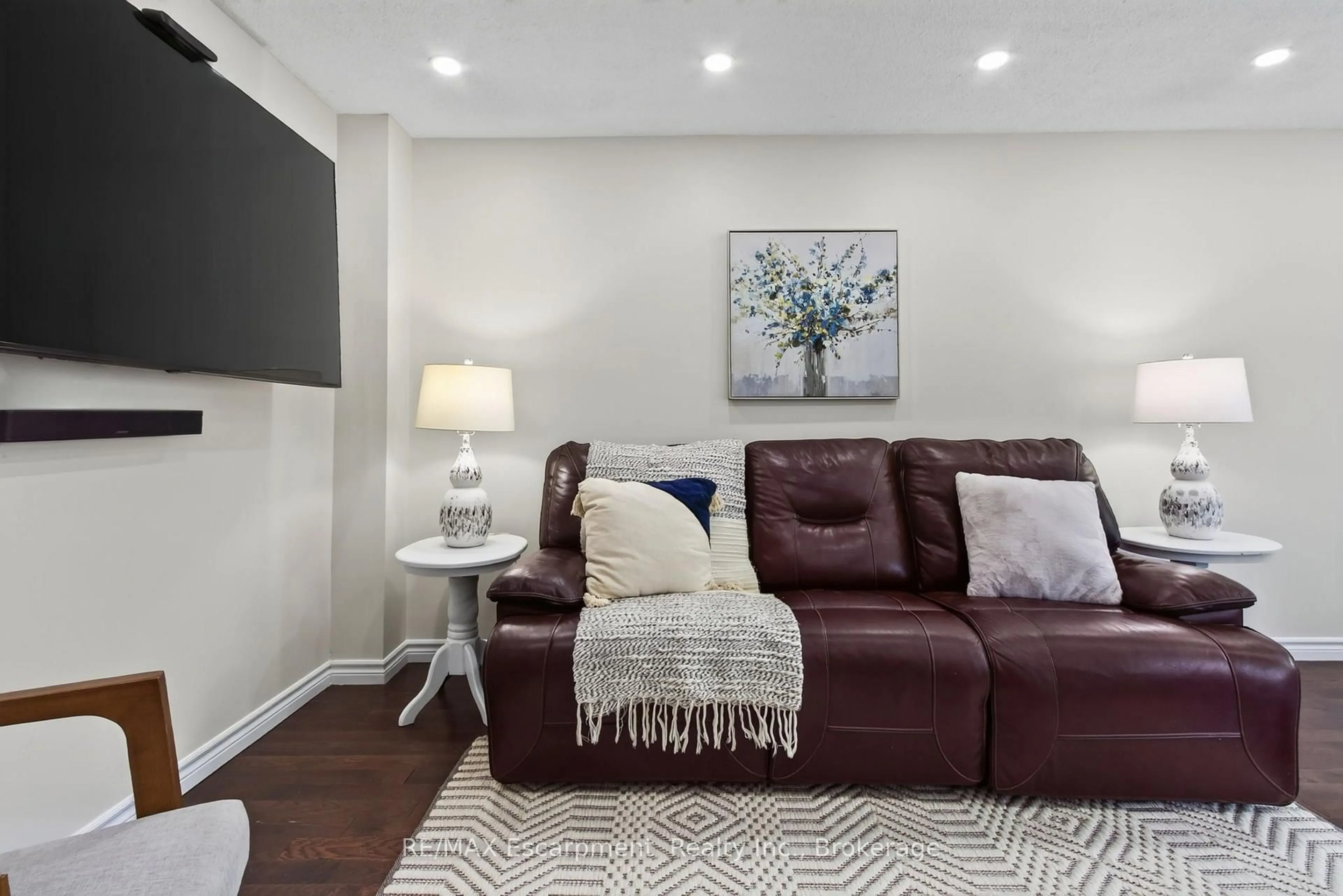 Living room with furniture, unknown for 5143 Lampman Ave, Burlington Ontario L7L 6K1