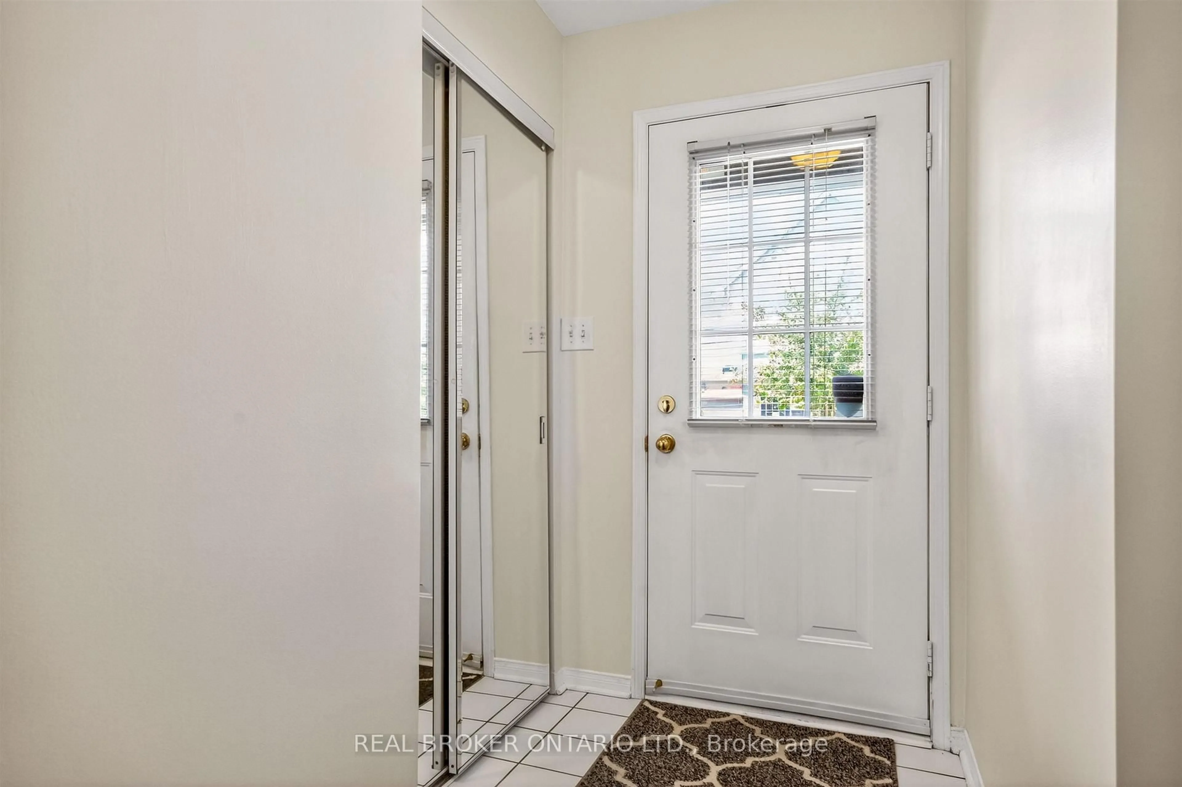 Indoor entryway for 86 Joymar Dr #102, Mississauga Ontario L5M 7Z6