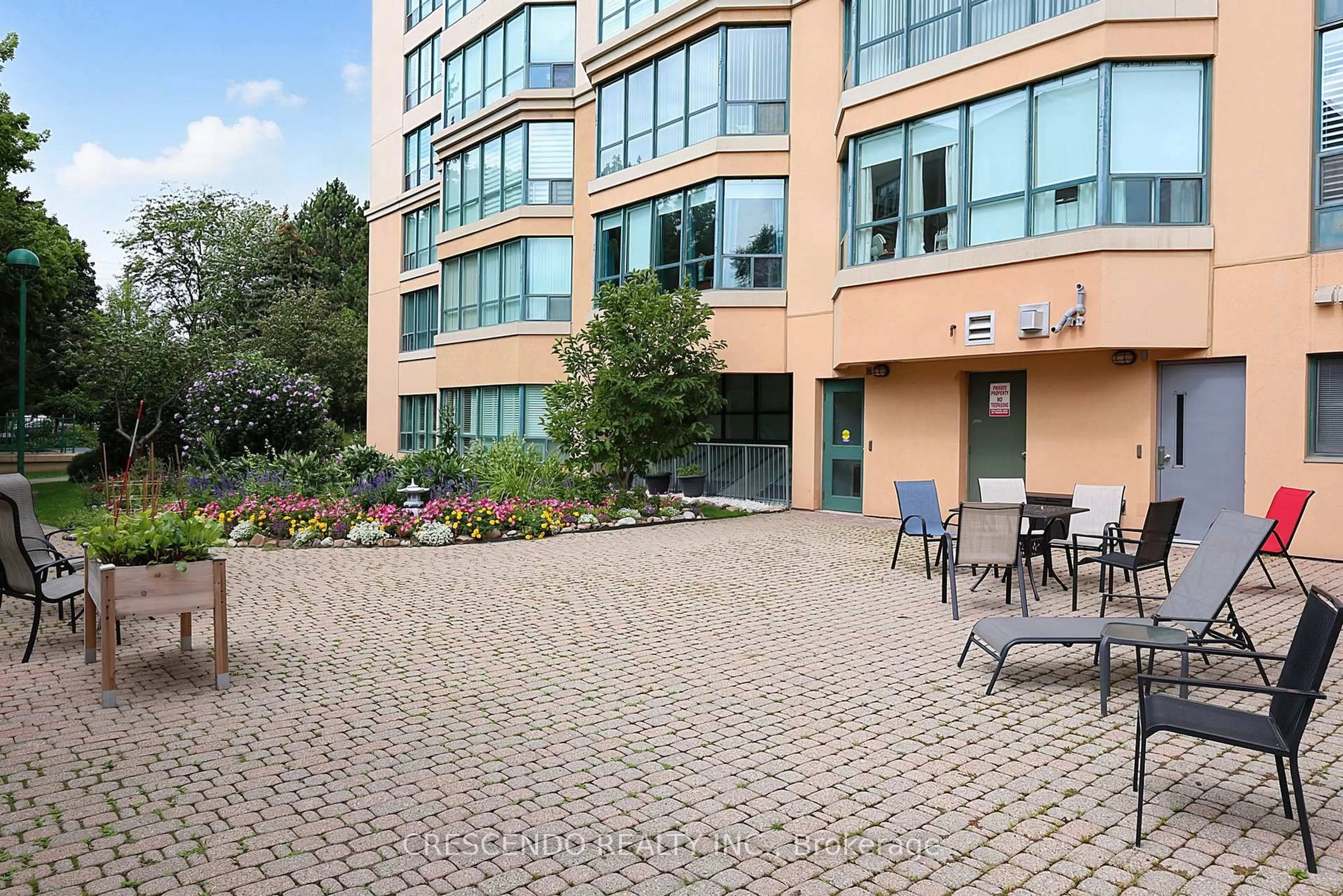 Patio, building for 100 Millside Dr #201, Milton Ontario L9T 5E2