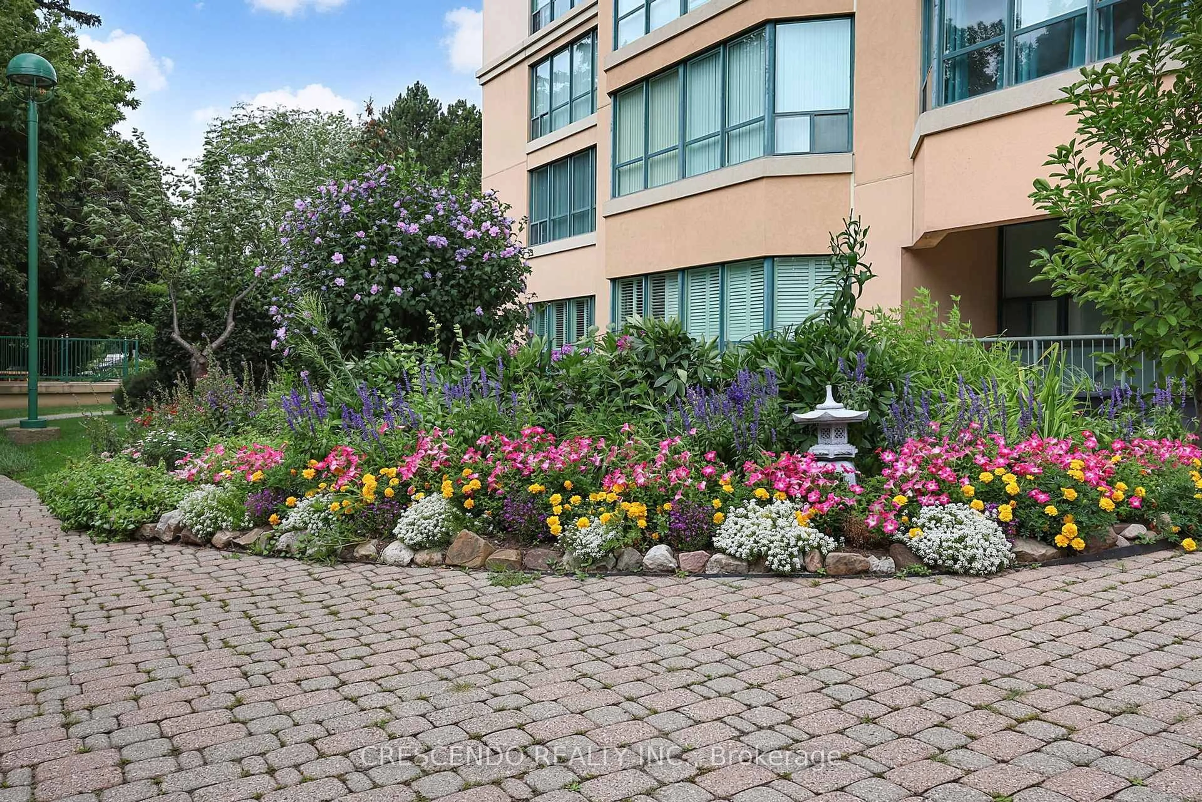 Patio, street for 100 Millside Dr #201, Milton Ontario L9T 5E2