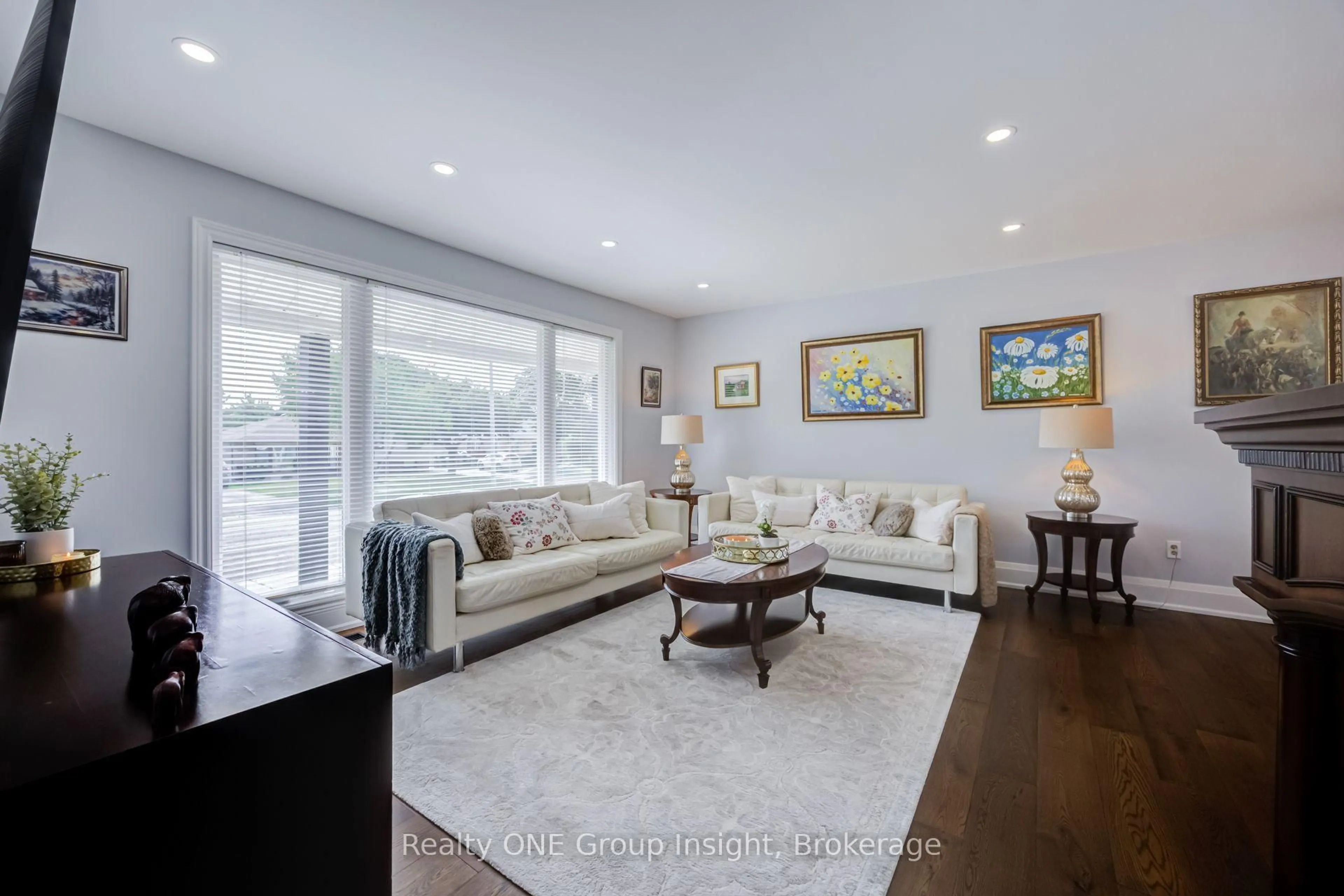 Living room with furniture, unknown for 150 Avondale Blvd, Brampton Ontario L6T 1H8