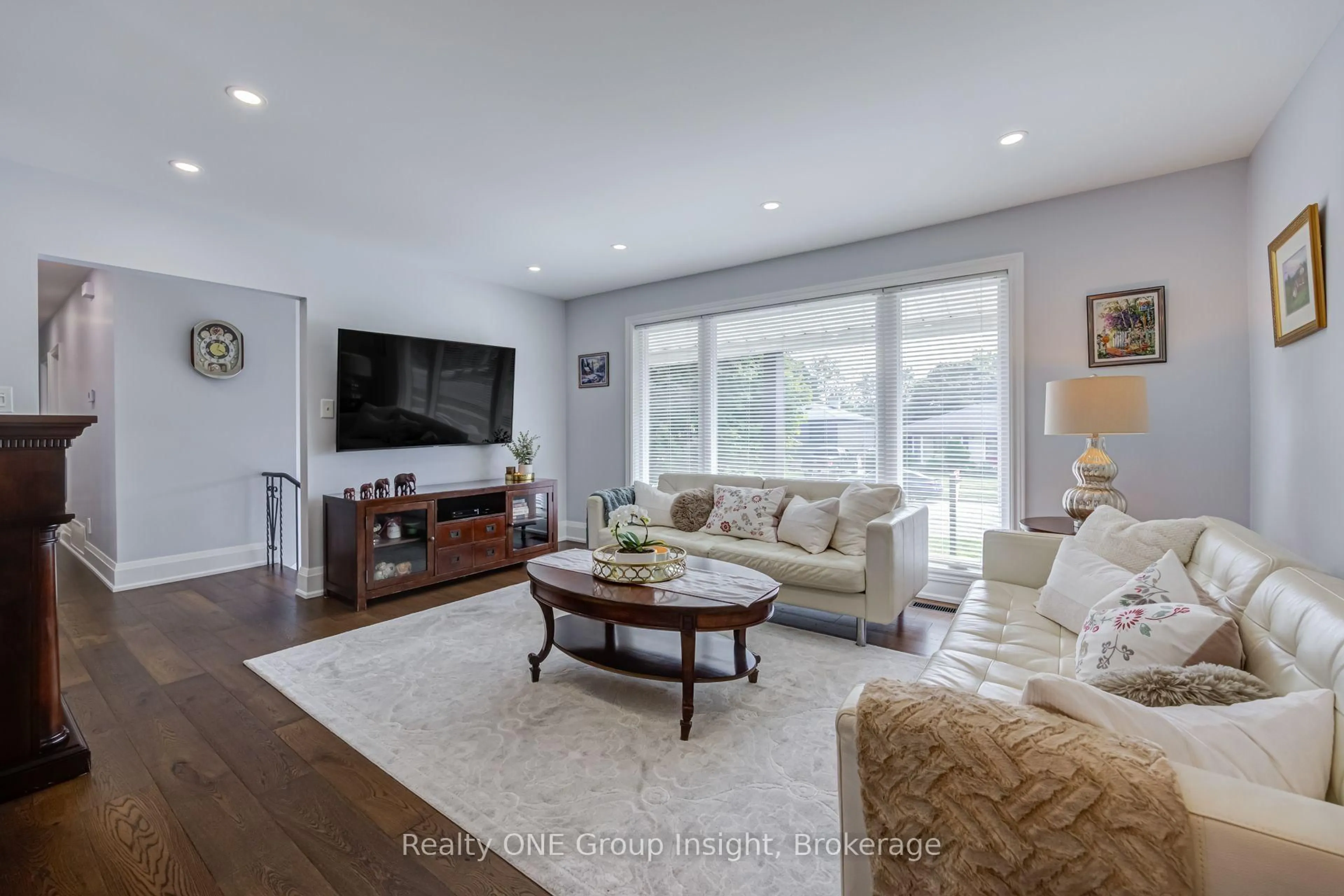 Living room with furniture, unknown for 150 Avondale Blvd, Brampton Ontario L6T 1H8