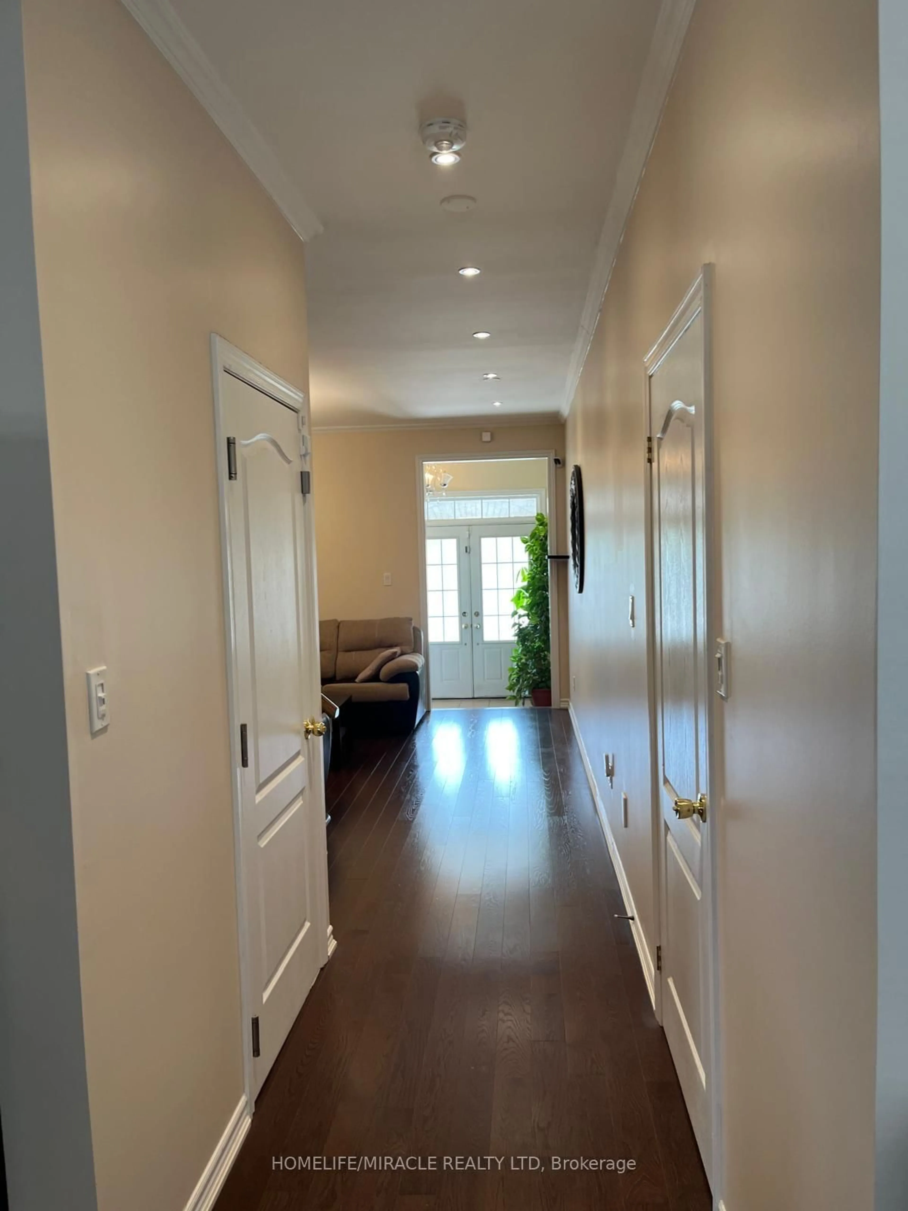 Indoor entryway for 8 Sculptor St, Brampton Ontario L6P 3H5