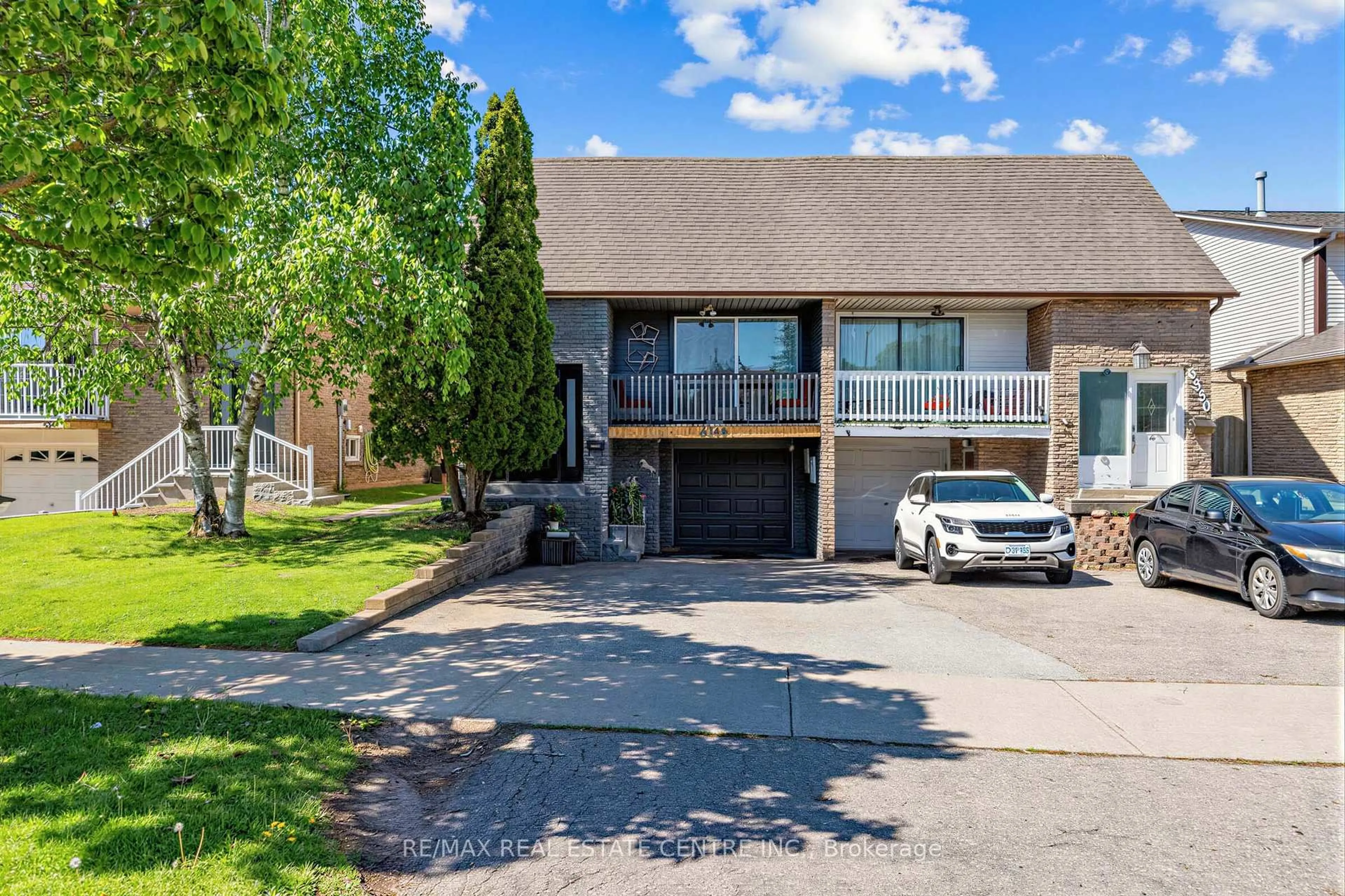 A pic from outside/outdoor area/front of a property/back of a property/a pic from drone, street for 6348 Atherly Cres, Mississauga Ontario L5N 2J2