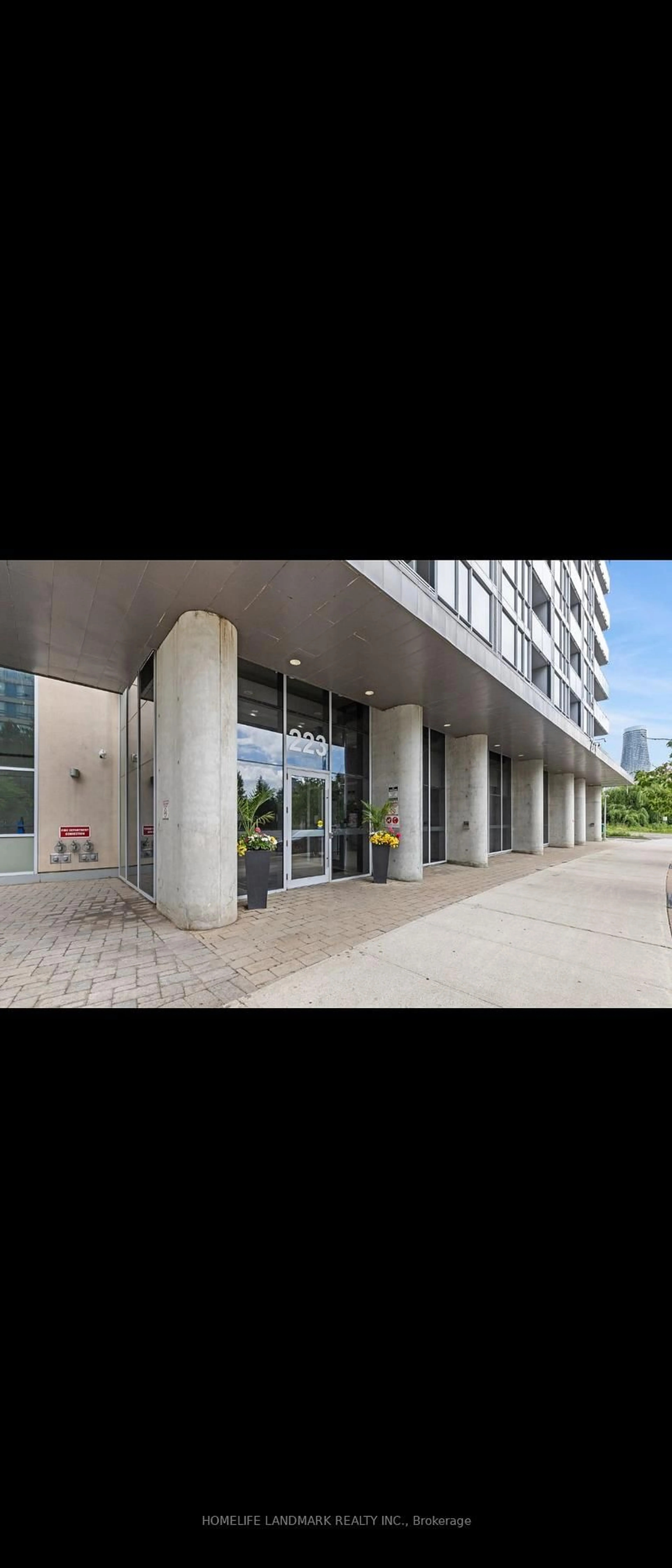 Indoor foyer for 223 Webb Dr #607, Mississauga Ontario L5B 0E8