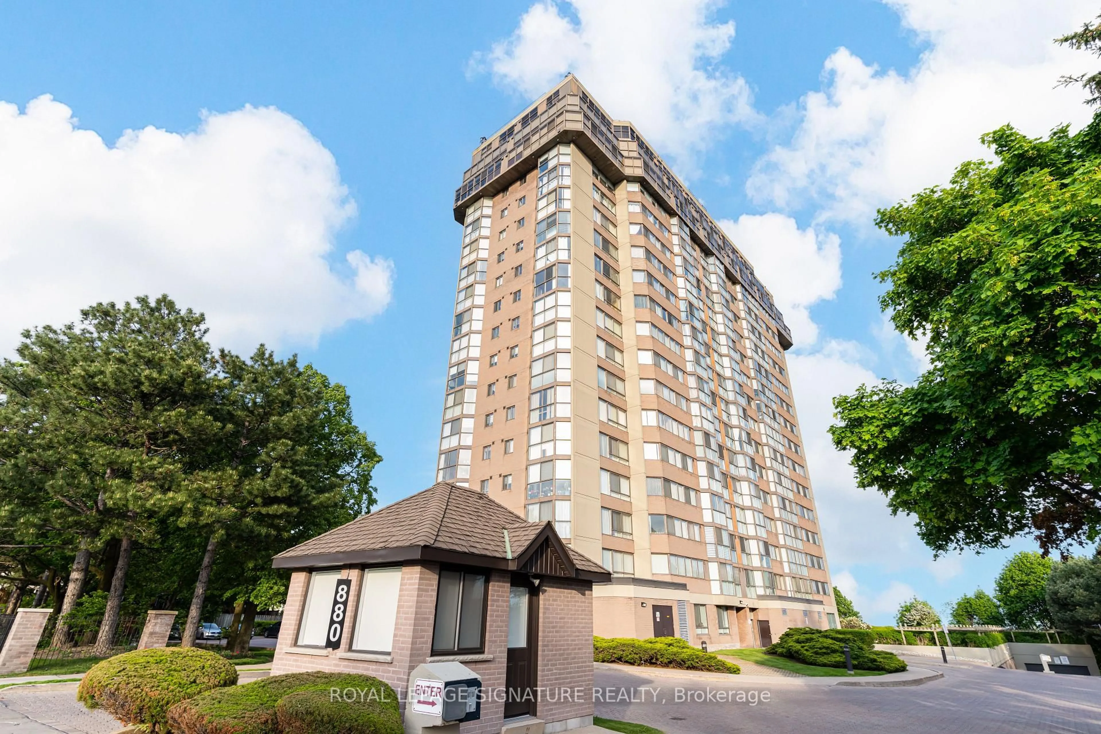 Indoor foyer for 880 Dundas St #405, Mississauga Ontario L5C 4H3