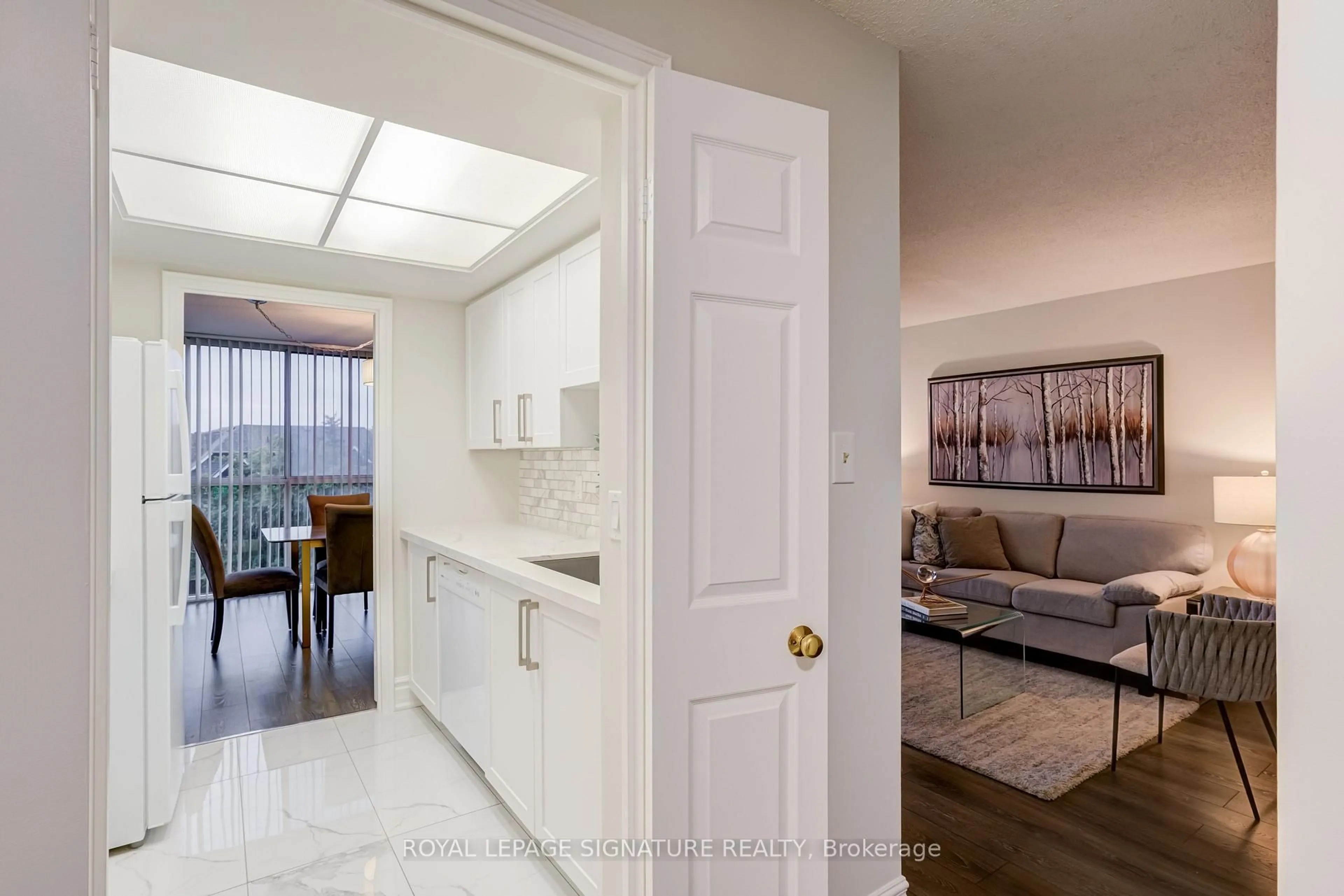 Unknown for 880 Dundas St #405, Mississauga Ontario L5C 4H3