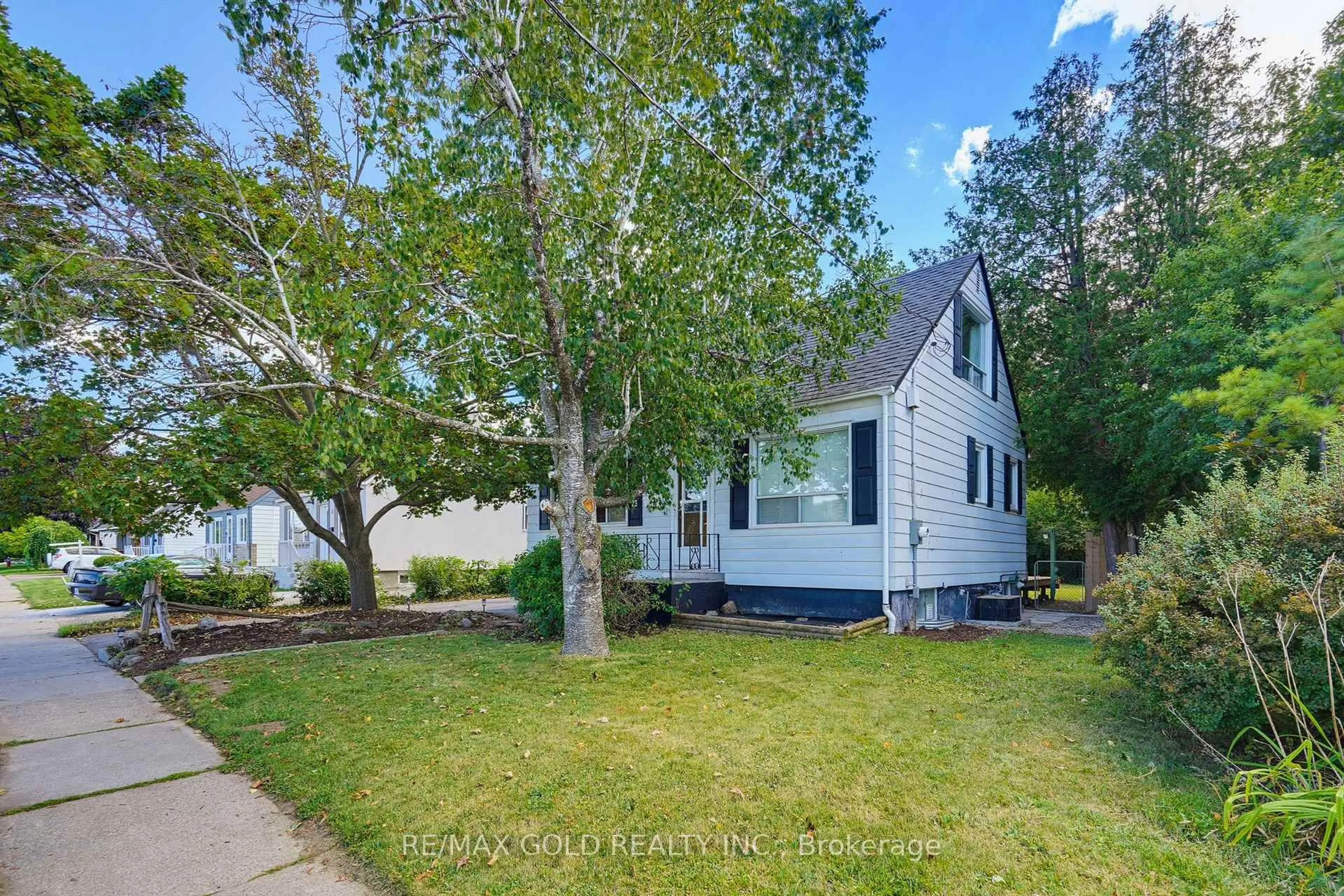A pic from outside/outdoor area/front of a property/back of a property/a pic from drone, street for 23 Pleasantview Ave, Brampton Ontario L6X 1W5