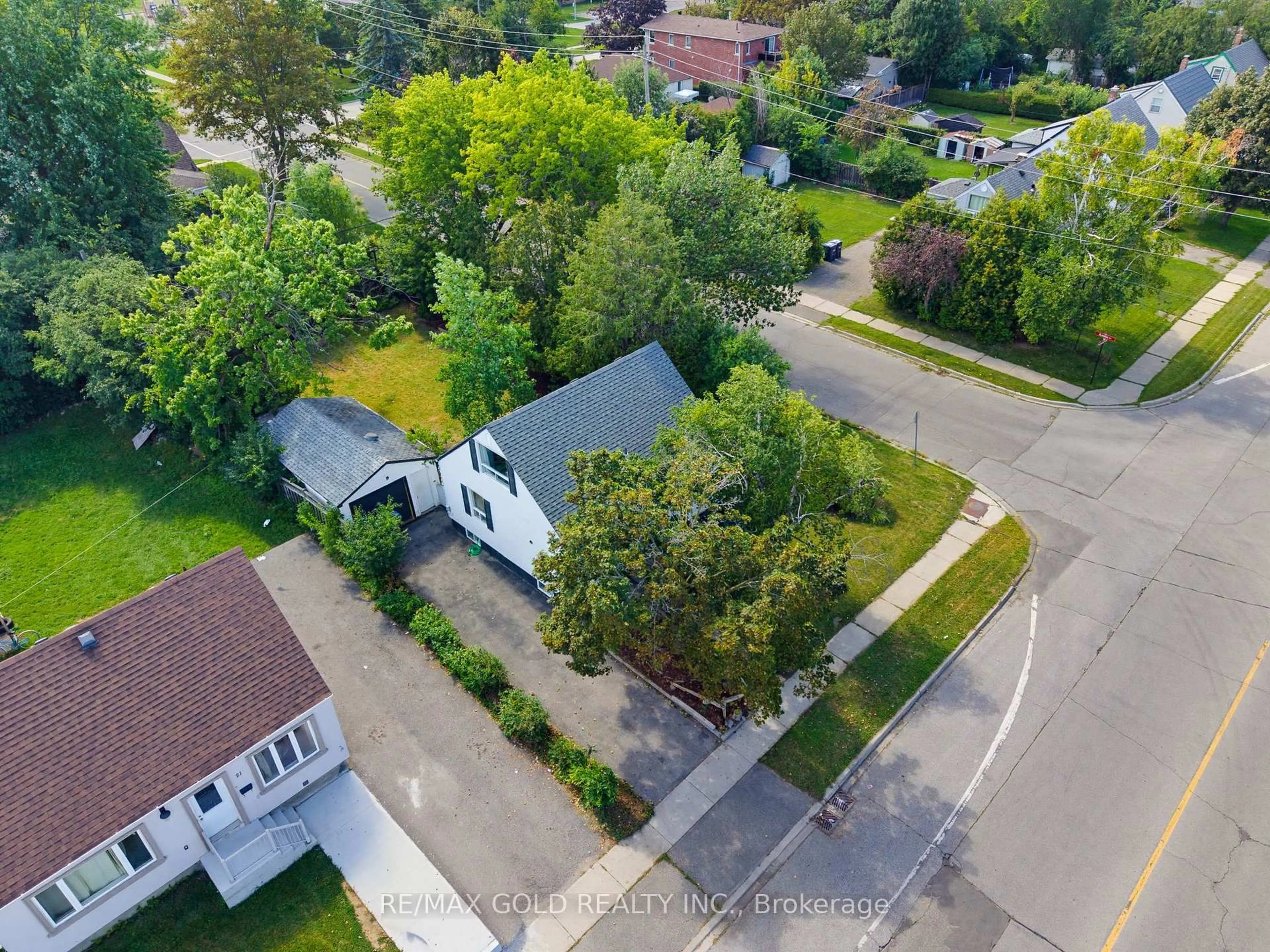 A pic from outside/outdoor area/front of a property/back of a property/a pic from drone, street for 23 Pleasantview Ave, Brampton Ontario L6X 1W5