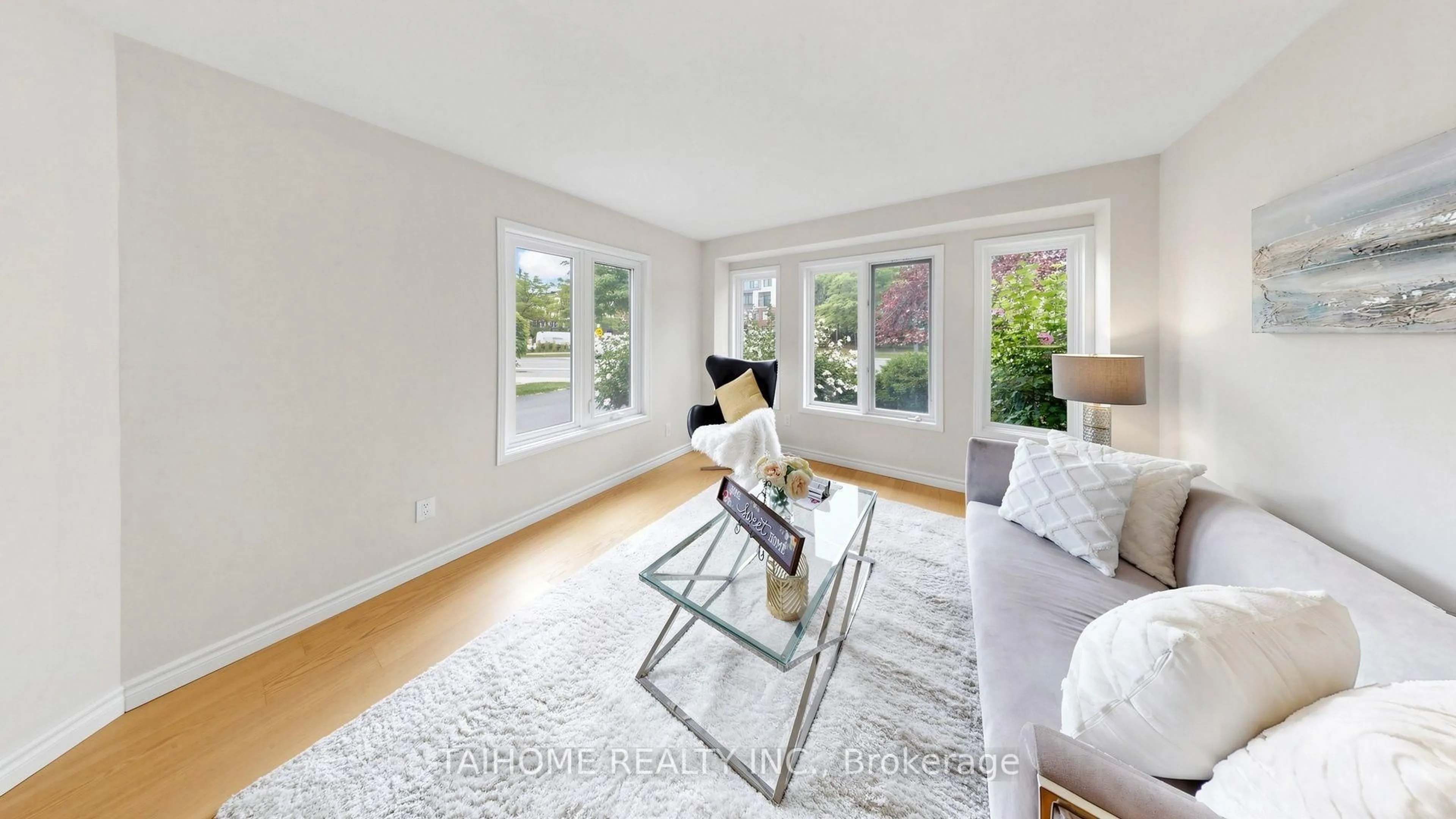 Living room with furniture, unknown for 3573 Colonial Dr, Mississauga Ontario L5L 5M2