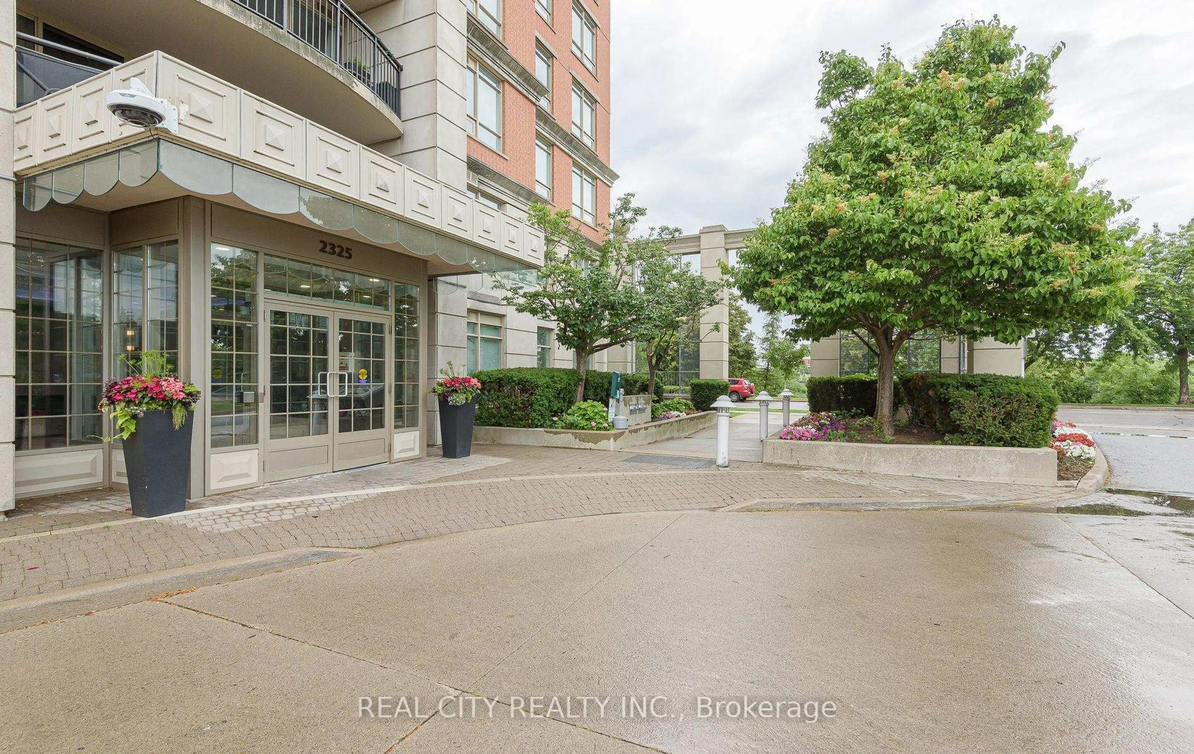 Patio, street for 2325 Central Park Dr #704, Oakville Ontario L6H 0E2
