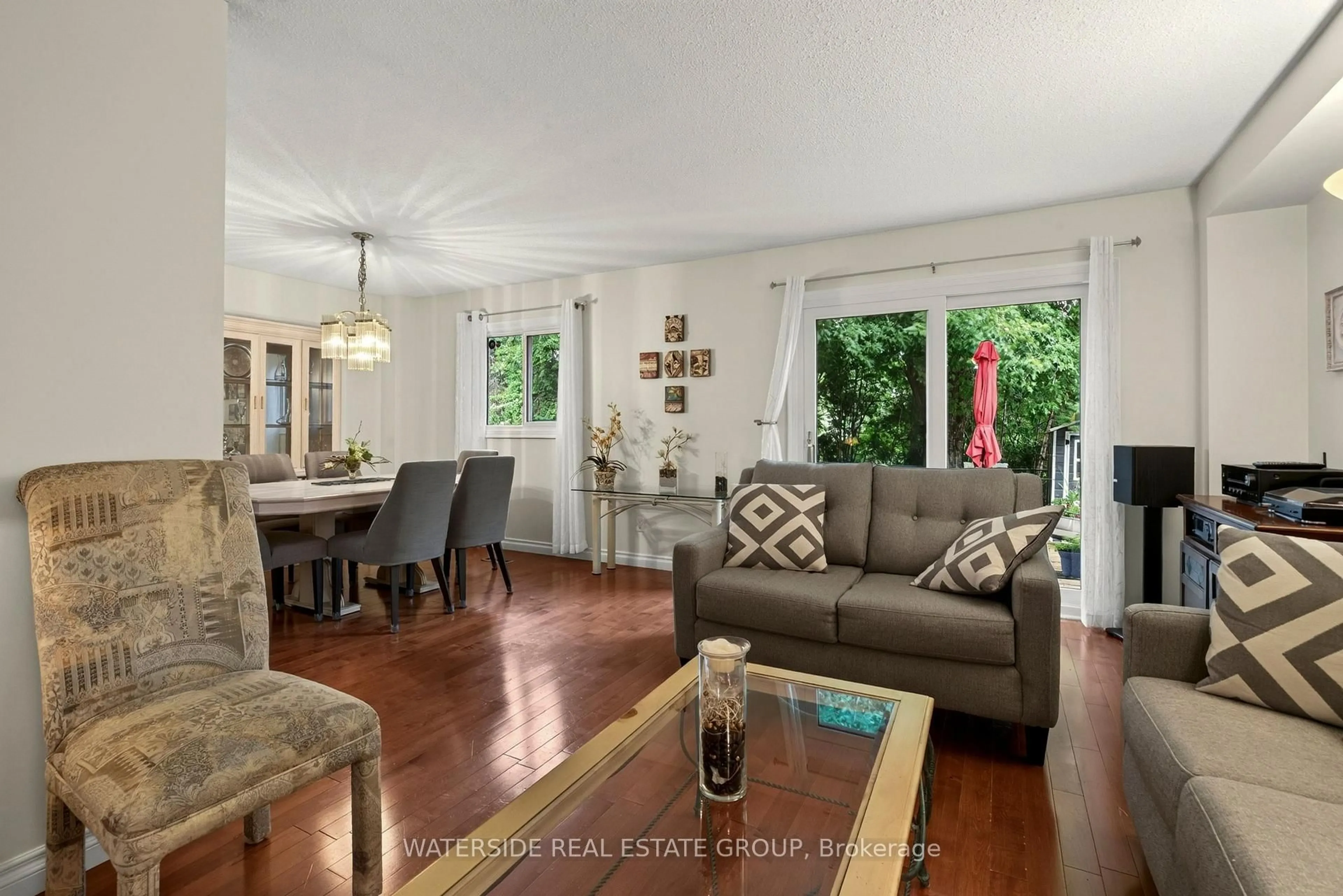 Living room with furniture, unknown for 4348 Jenkins Cres, Mississauga Ontario L5R 1V3
