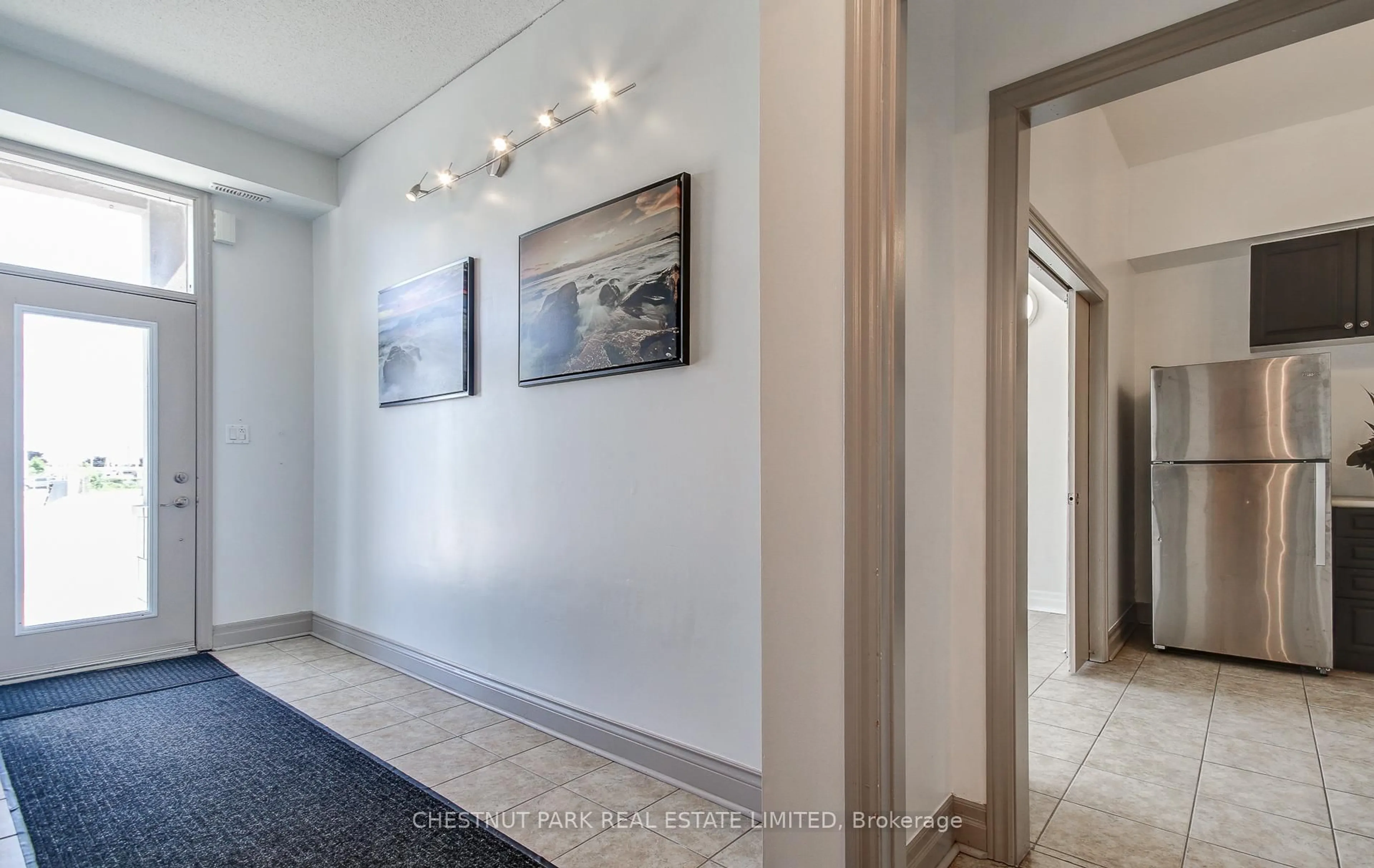 Indoor foyer for 885 Lakeshore Rd #5, Mississauga Ontario L5E 1E2