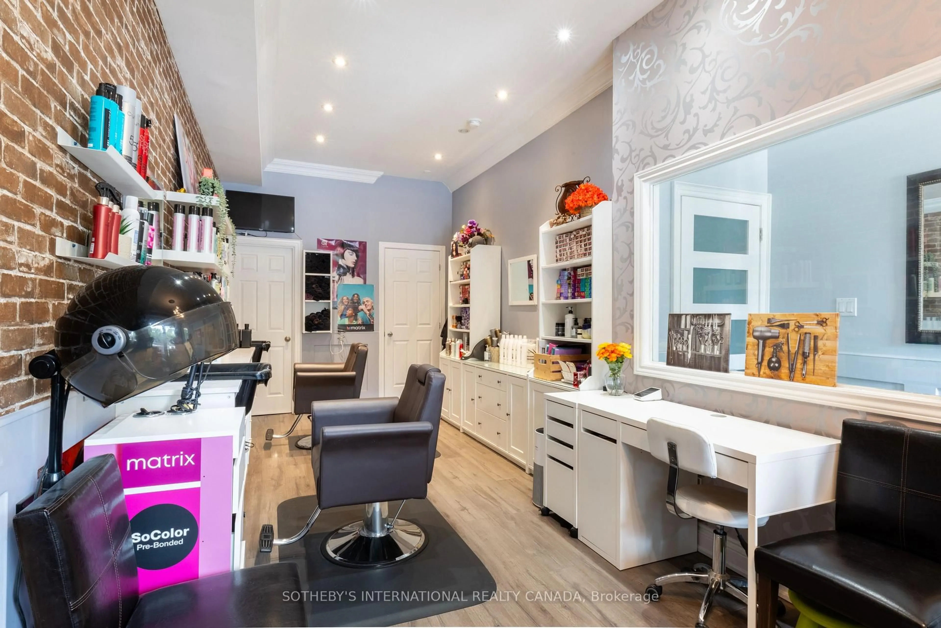 A pic of a room for 960A The Queensway, Toronto Ontario M8Z 1P5