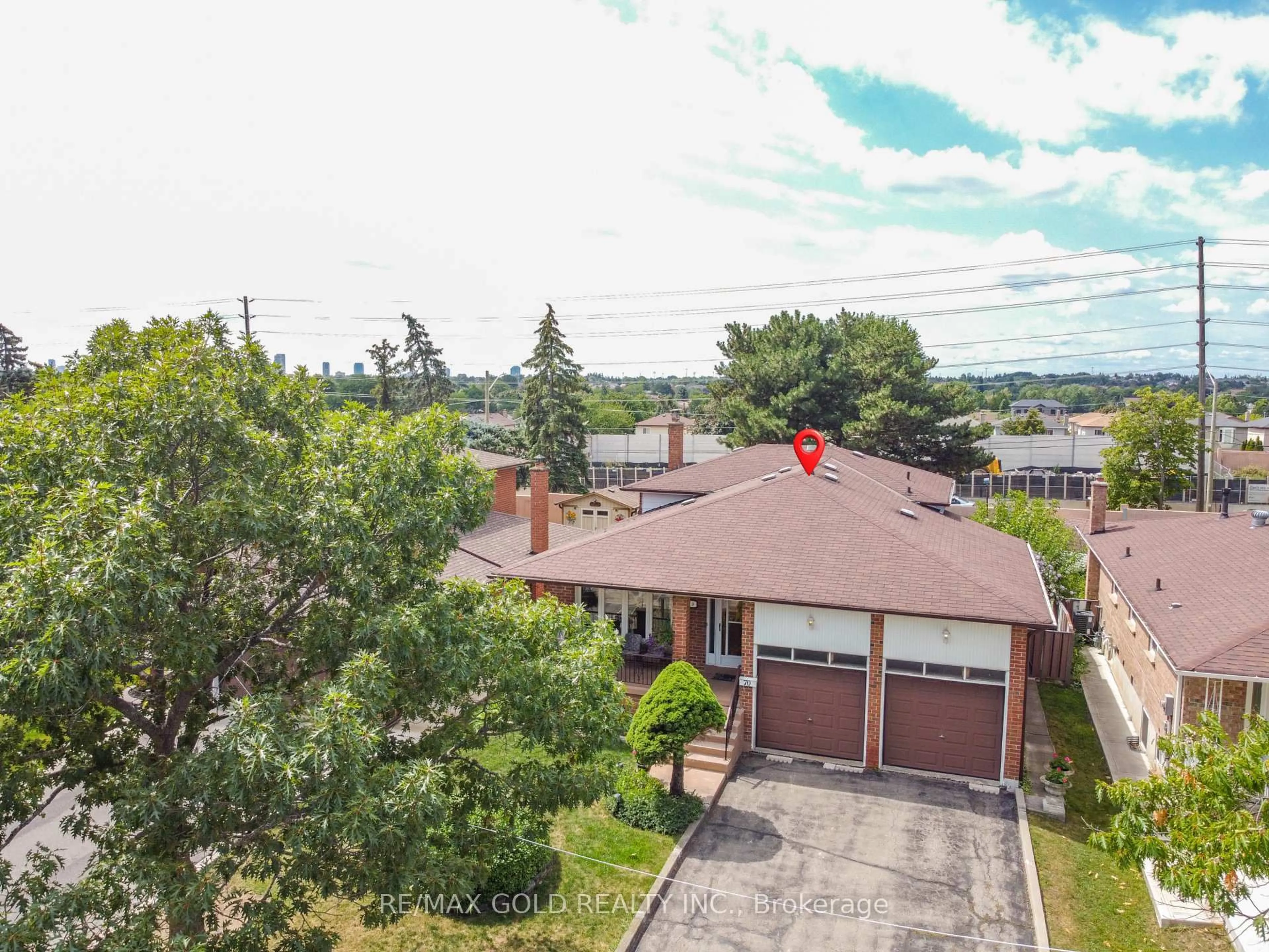 A pic from outside/outdoor area/front of a property/back of a property/a pic from drone, street for 70 Malcolm Cres, Brampton Ontario L6S 3C8