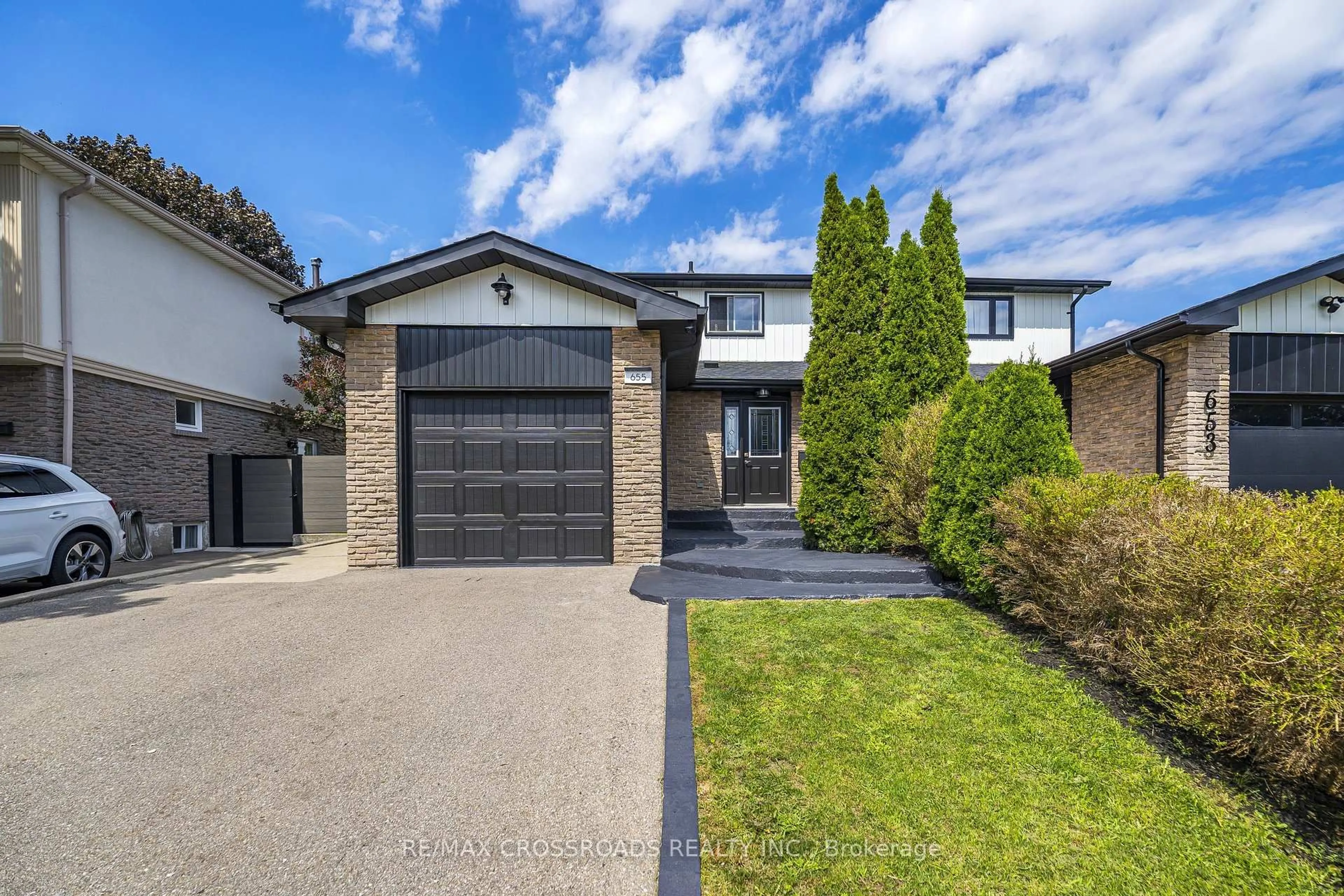 Home with brick exterior material, street for 655 Dodsworth Cres, Mississauga Ontario L4Y 2H6
