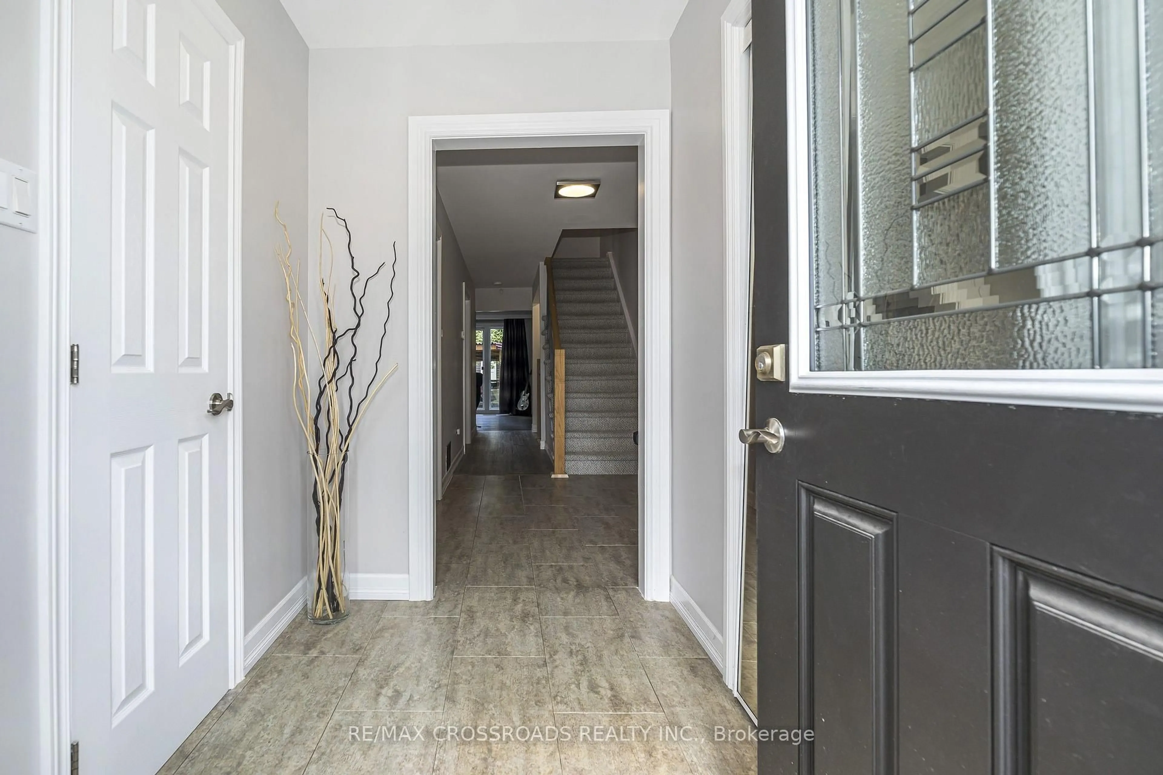 Indoor entryway for 655 Dodsworth Cres, Mississauga Ontario L4Y 2H6