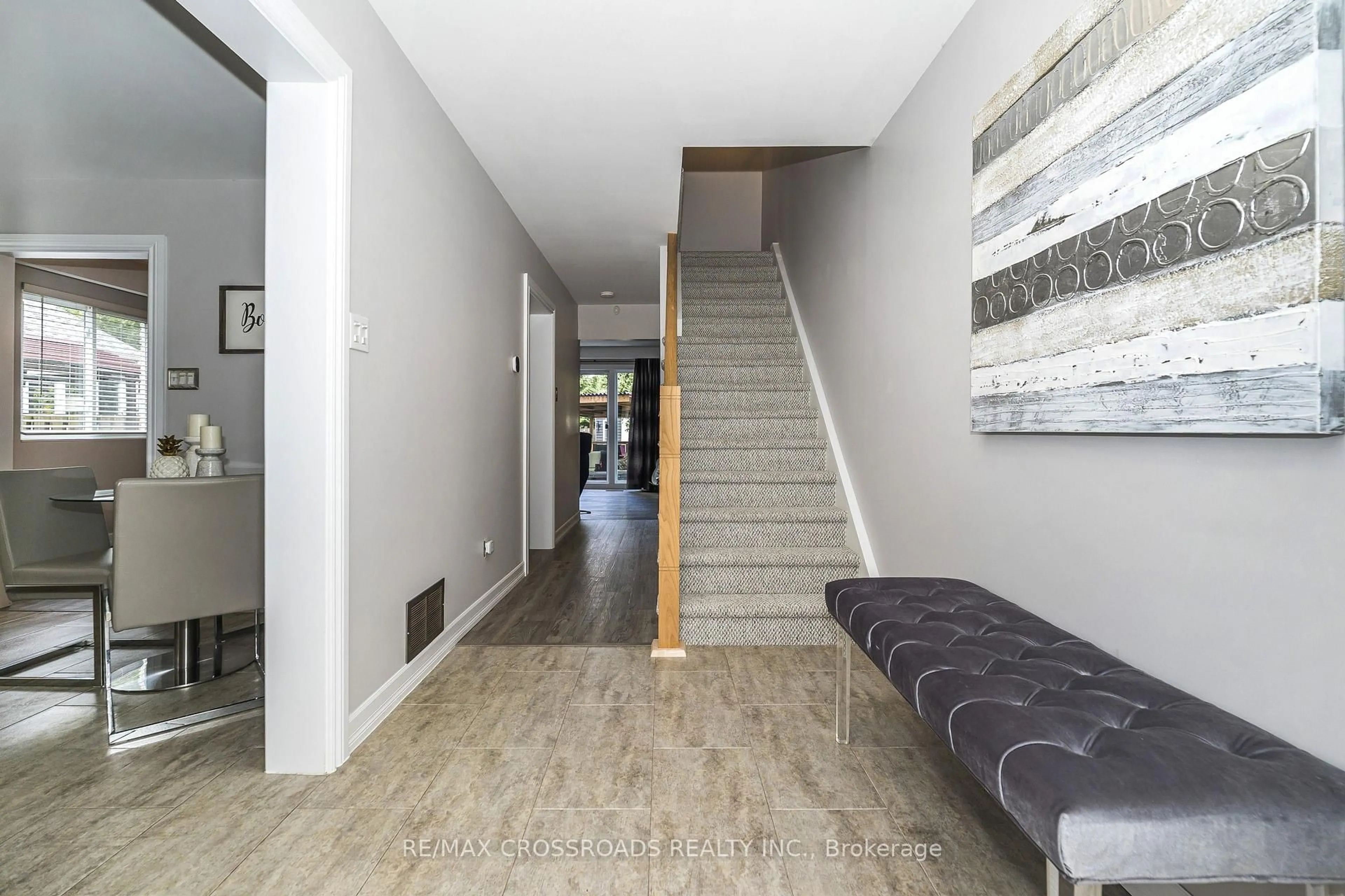 Indoor entryway for 655 Dodsworth Cres, Mississauga Ontario L4Y 2H6
