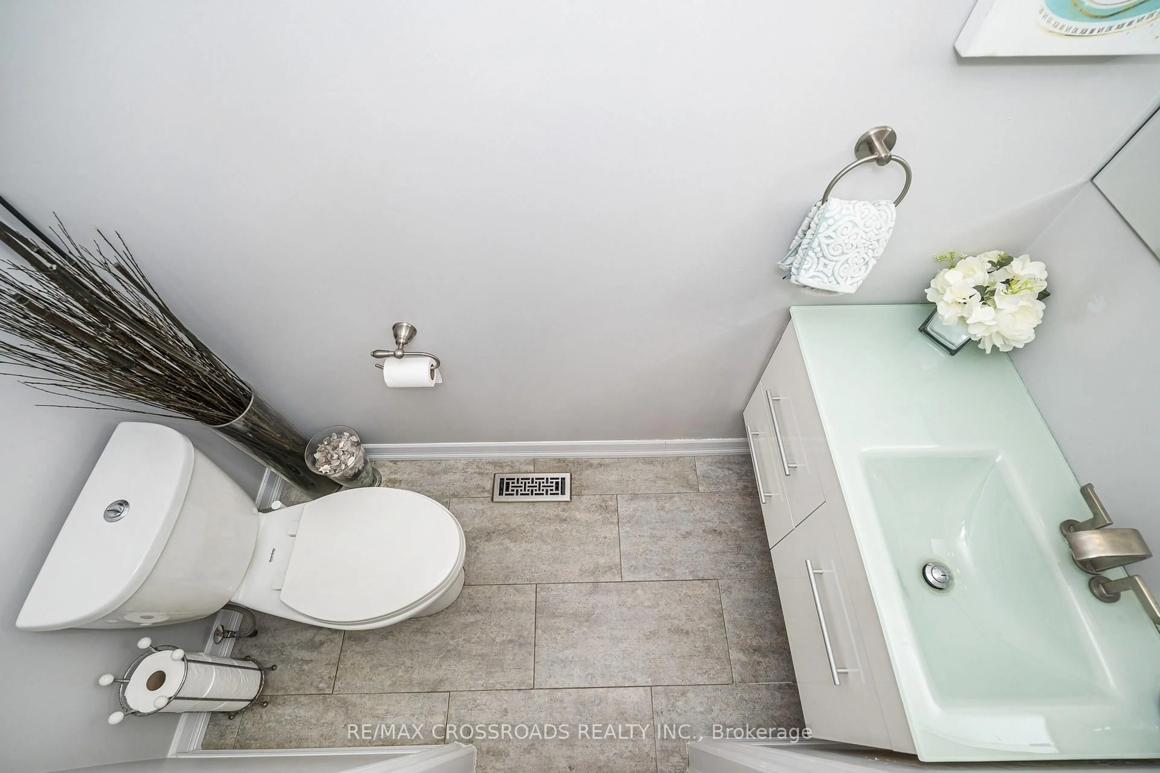 Standard bathroom, ceramic/tile floor for 655 Dodsworth Cres, Mississauga Ontario L4Y 2H6